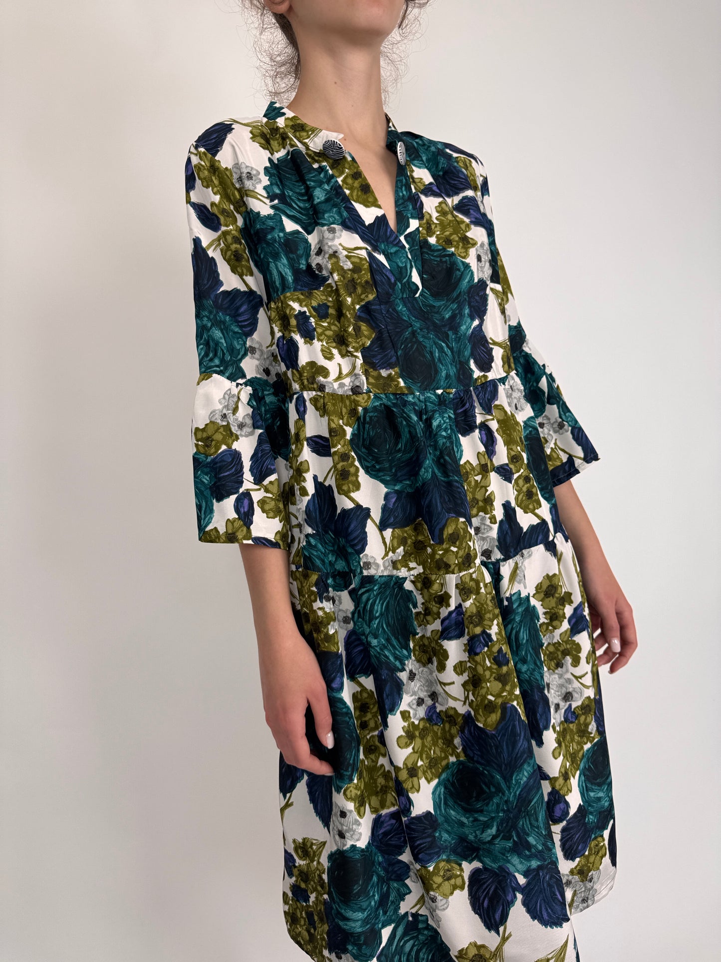 Rochie cu print floral superb în croi lejer și mâneci evazate