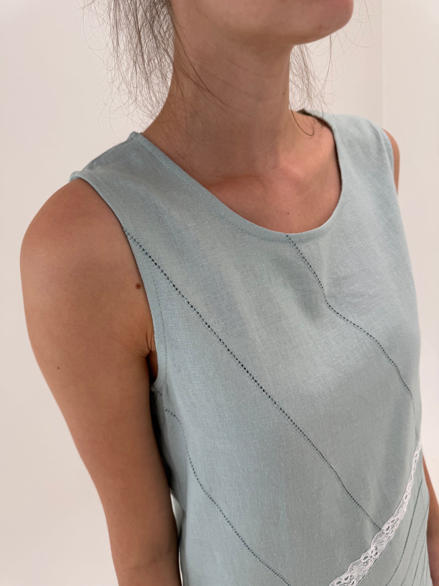 Rochie vintage italiană dusty mint green cu inserții brodate în croi minimalist