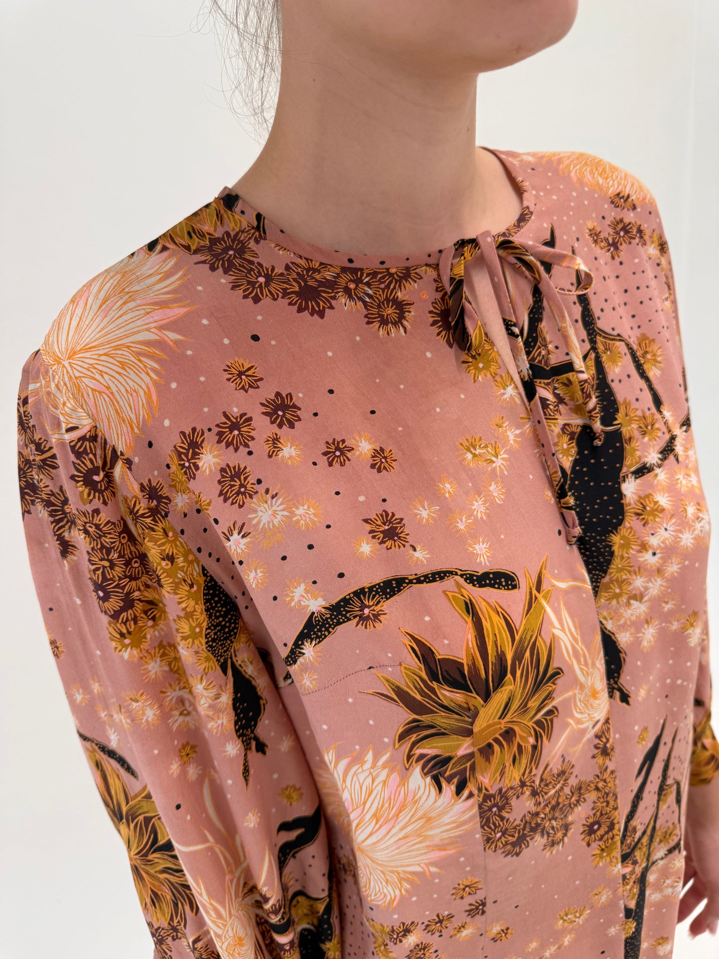 Rochie dusty pink petite în croi lejer din mătase naturală