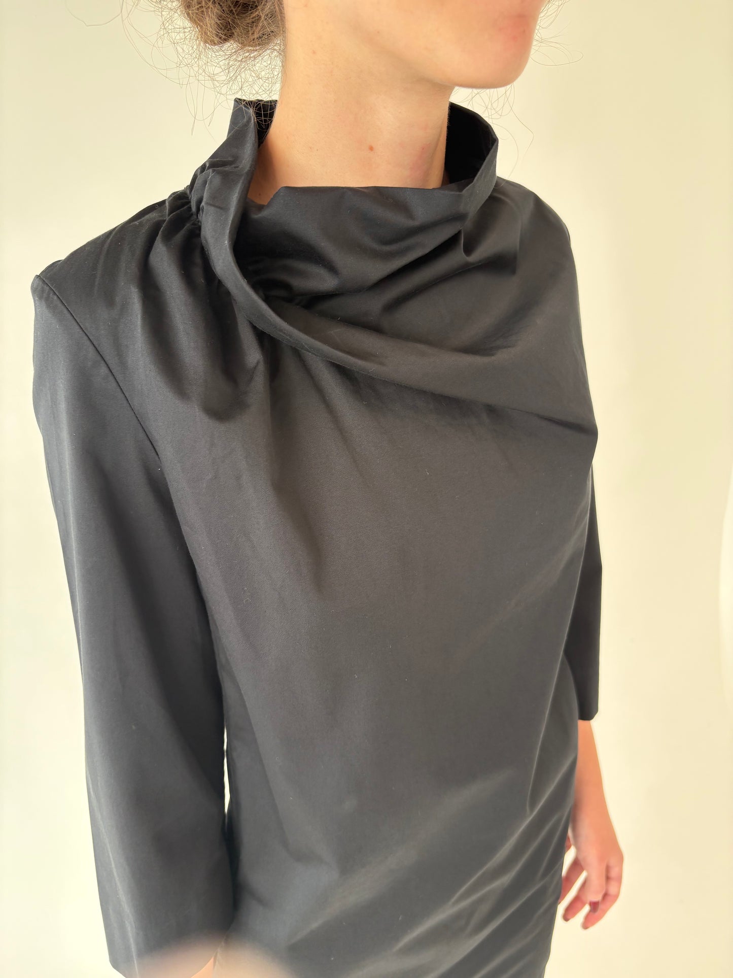 Rochie neagră Cos în croi minimalist cu fronsaj din poplin de bumbac