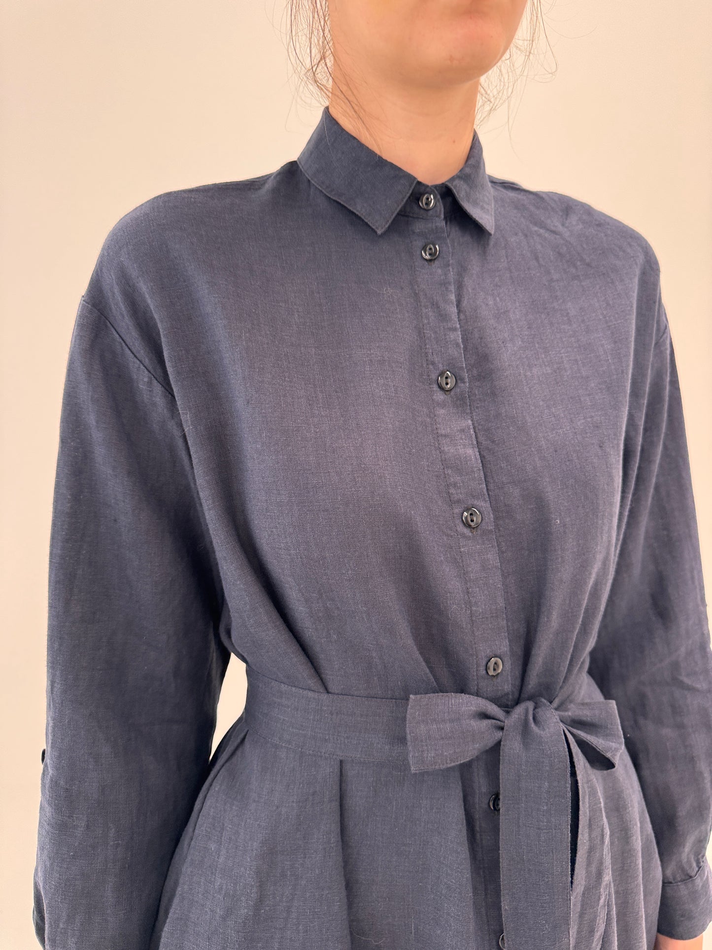 Rochie Navy cu cordon și mânecă reglabilă din panza de in și buzunare