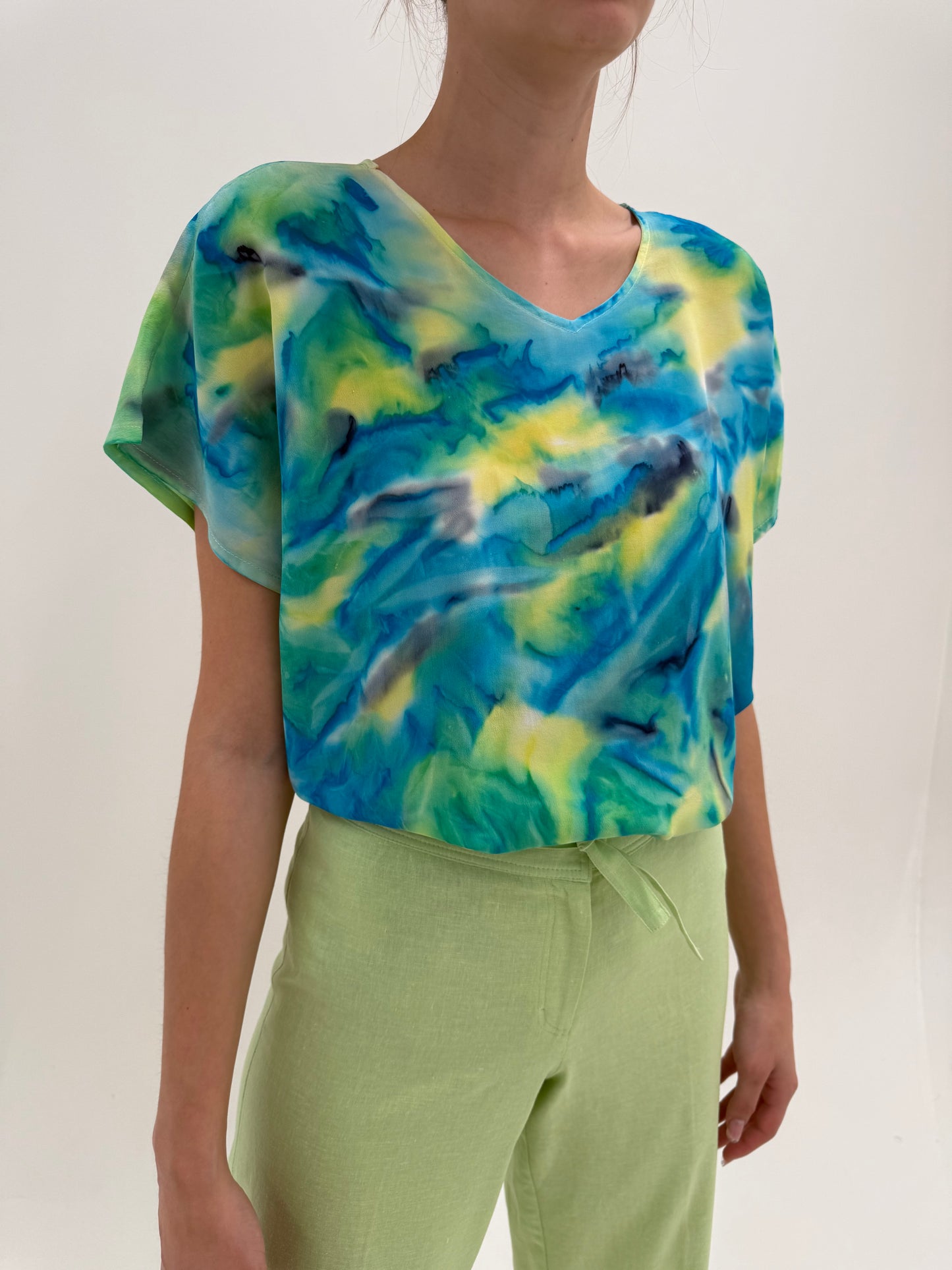 Top în croi lejer din mătase naturală cu print tye and dye