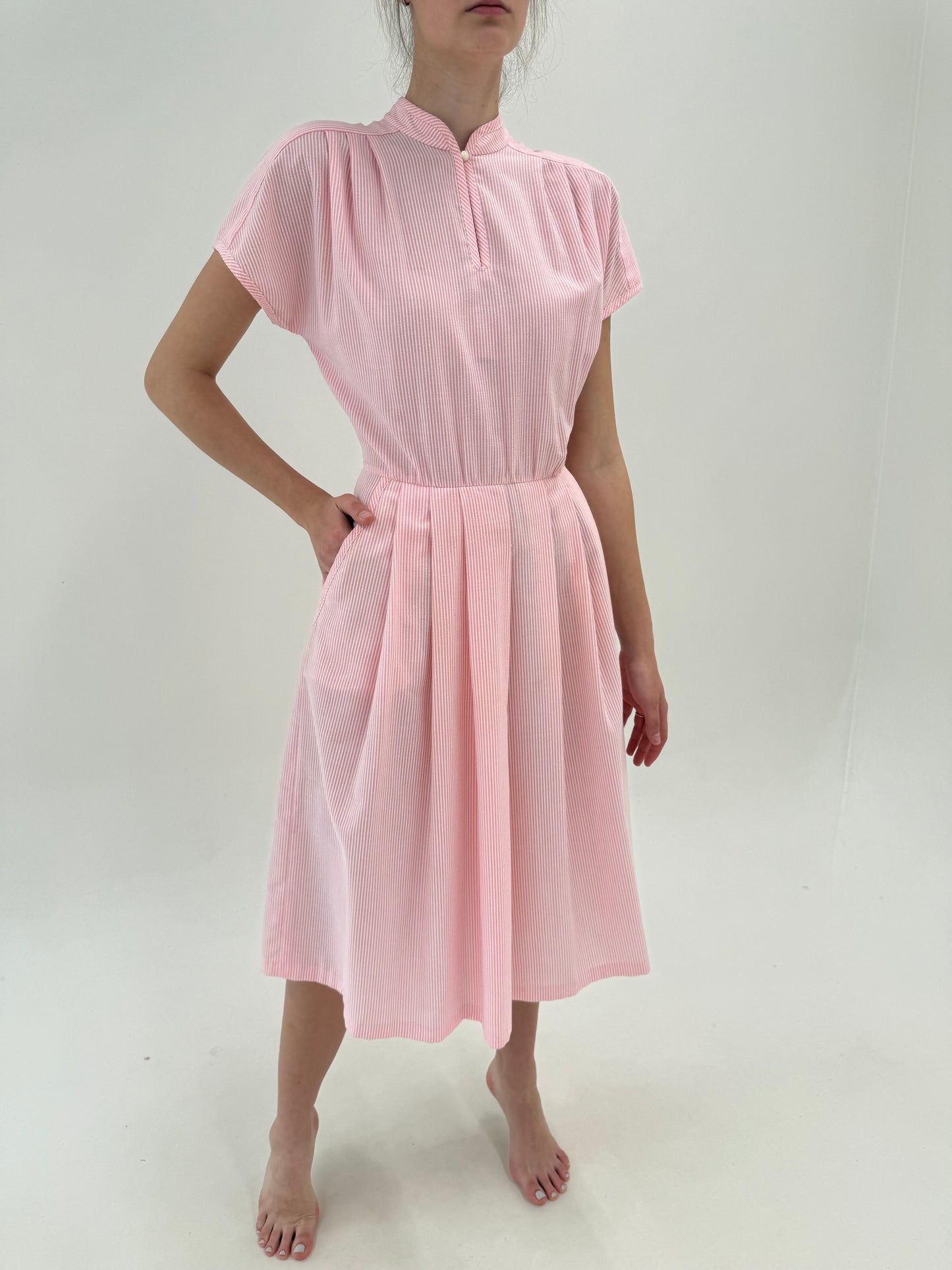 Rochie în dungi fine powder pink din seersucker de bumbac în croi retro modern