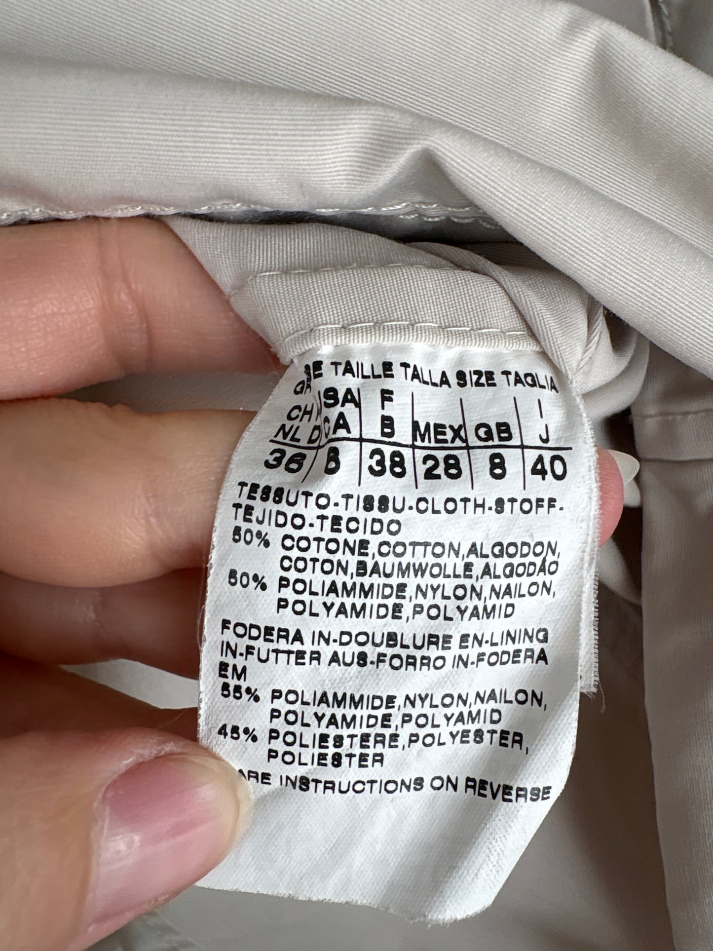 Trench Max Mara cu gluga din material impermeabil cu feronerie aurie warm gray