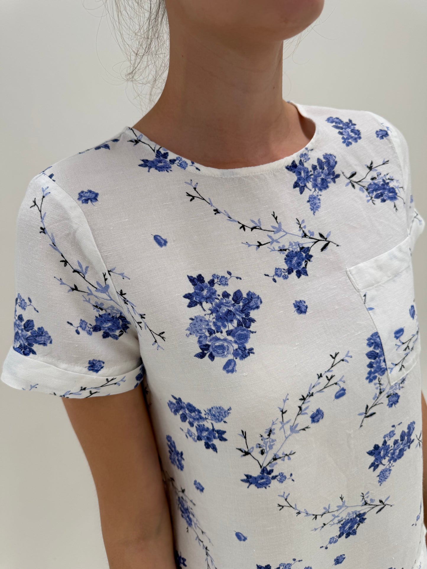 Top din pânză de in cu print floral delicat  în nuanțe de albastru