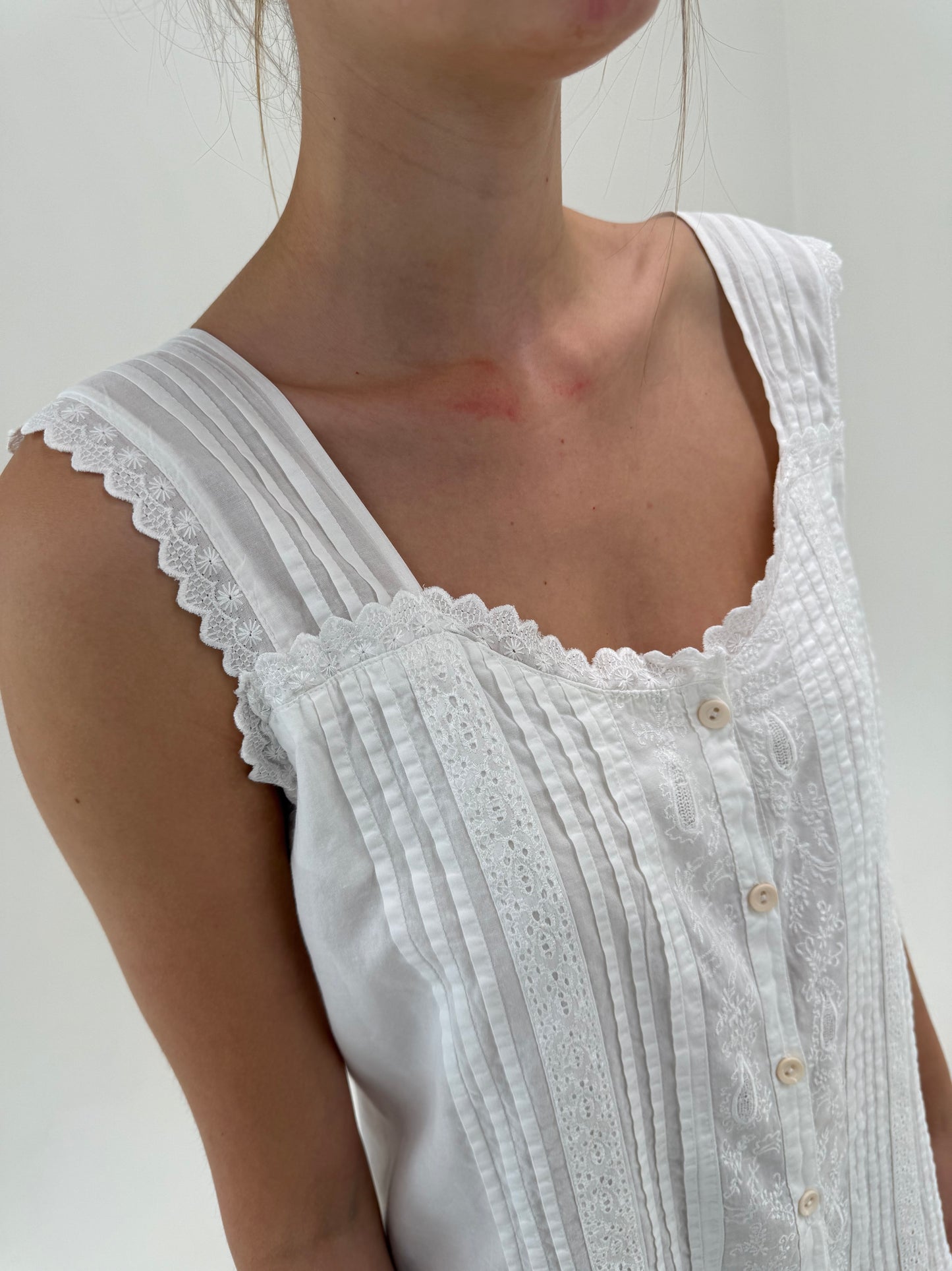Top vintage cu broderie anglaise și bretele late din bumbac premium