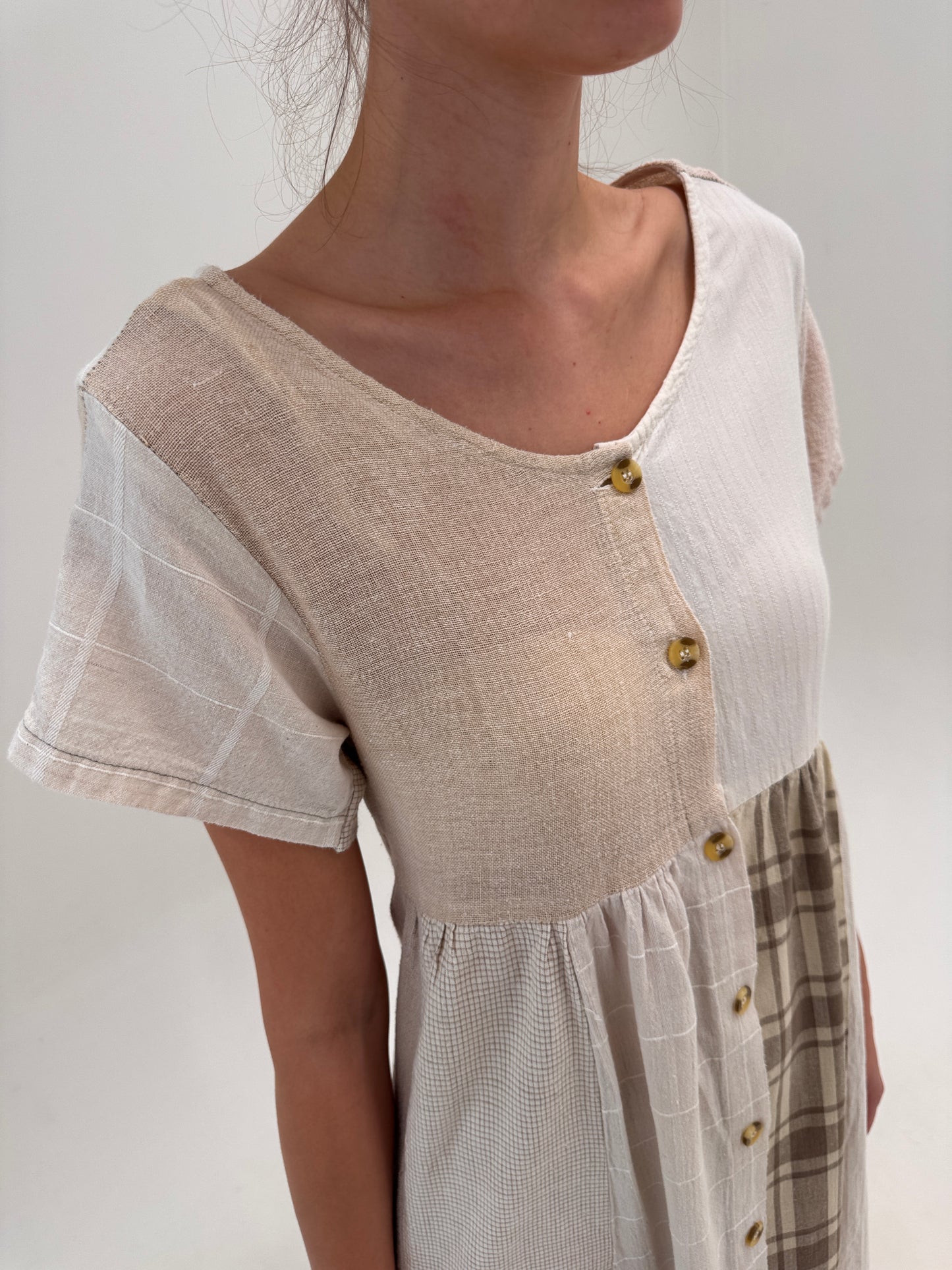 Rochie maxi din pânză de in și bumbac în culori neutre si croi elaborat patchwork