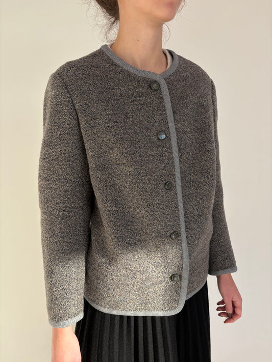 Jacheta petite in stil Chanel din boucle de lana warm gray cu baby blue