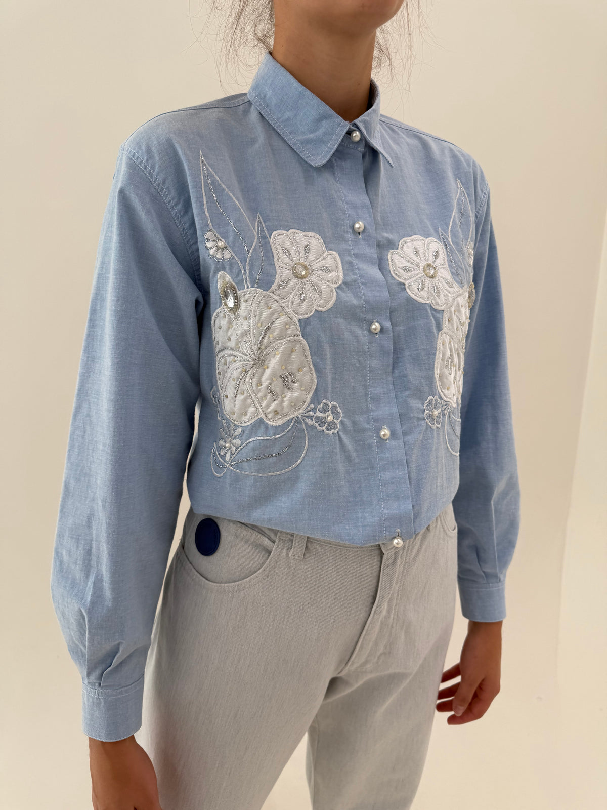 Cămașa vintage cu aplicații perle și broderie din bumbac gros baby blue
