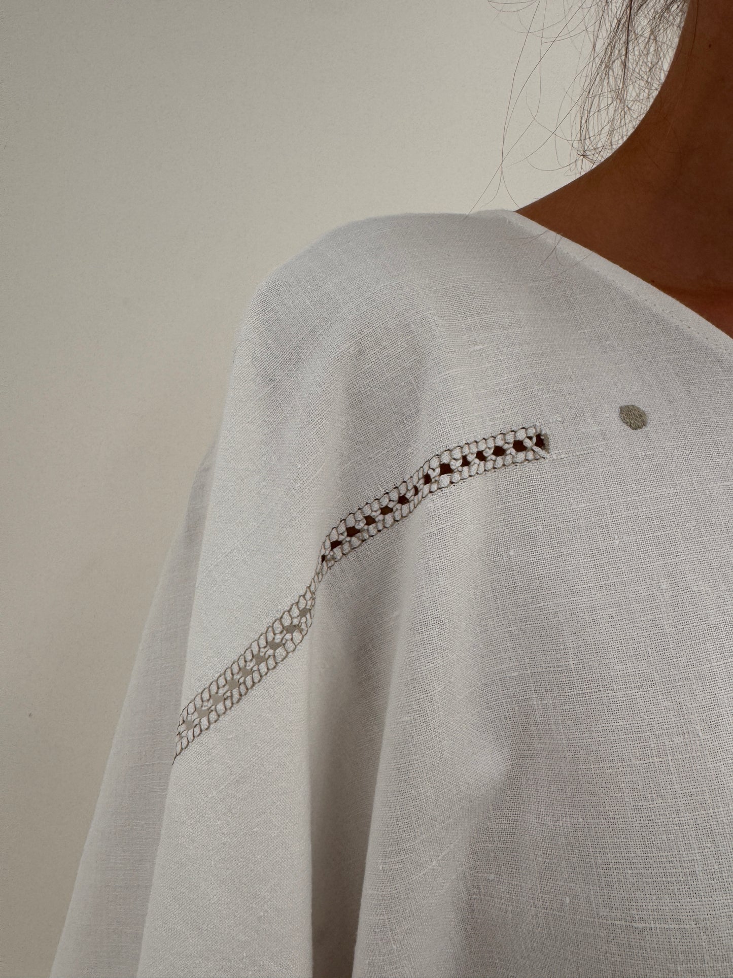 Kaftan tall din pânză excepțională de in cu broderie manuală ușor contrastanta