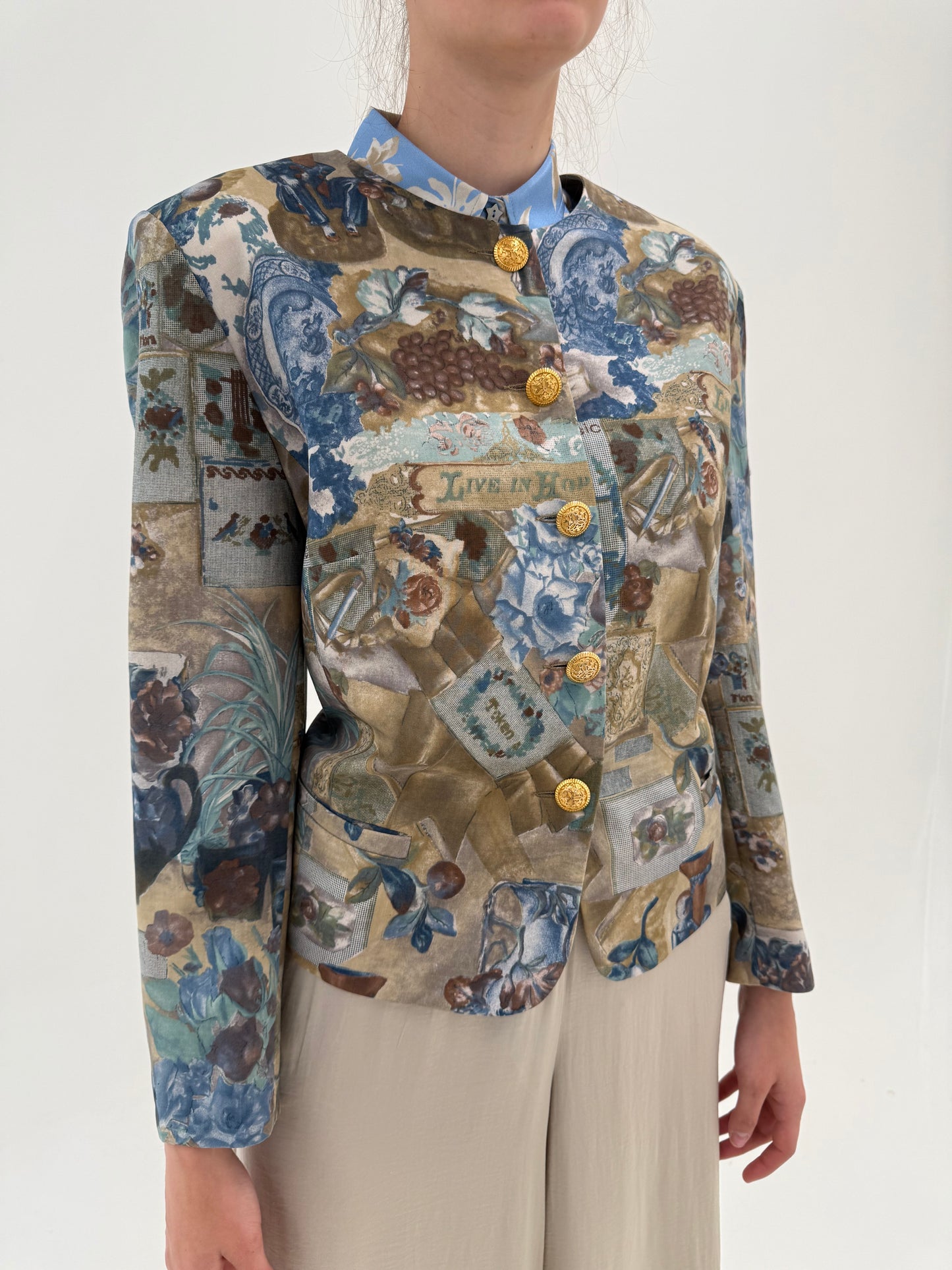 Sacou vintage în stil Chanel cu nasturi matelici aurii bijuterie