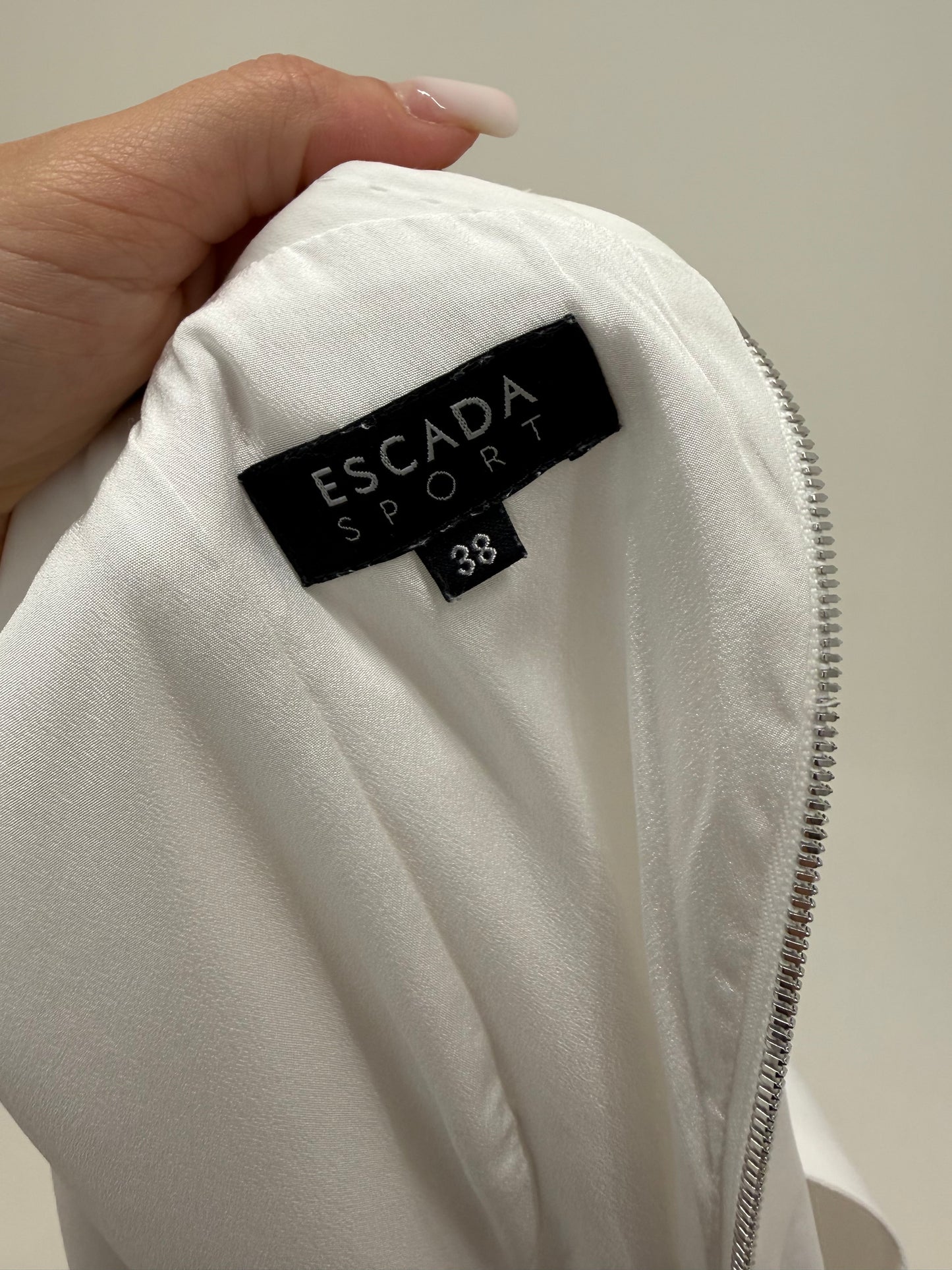 Rochie Escada în croi minimalist din poplin excepțional de bumbac