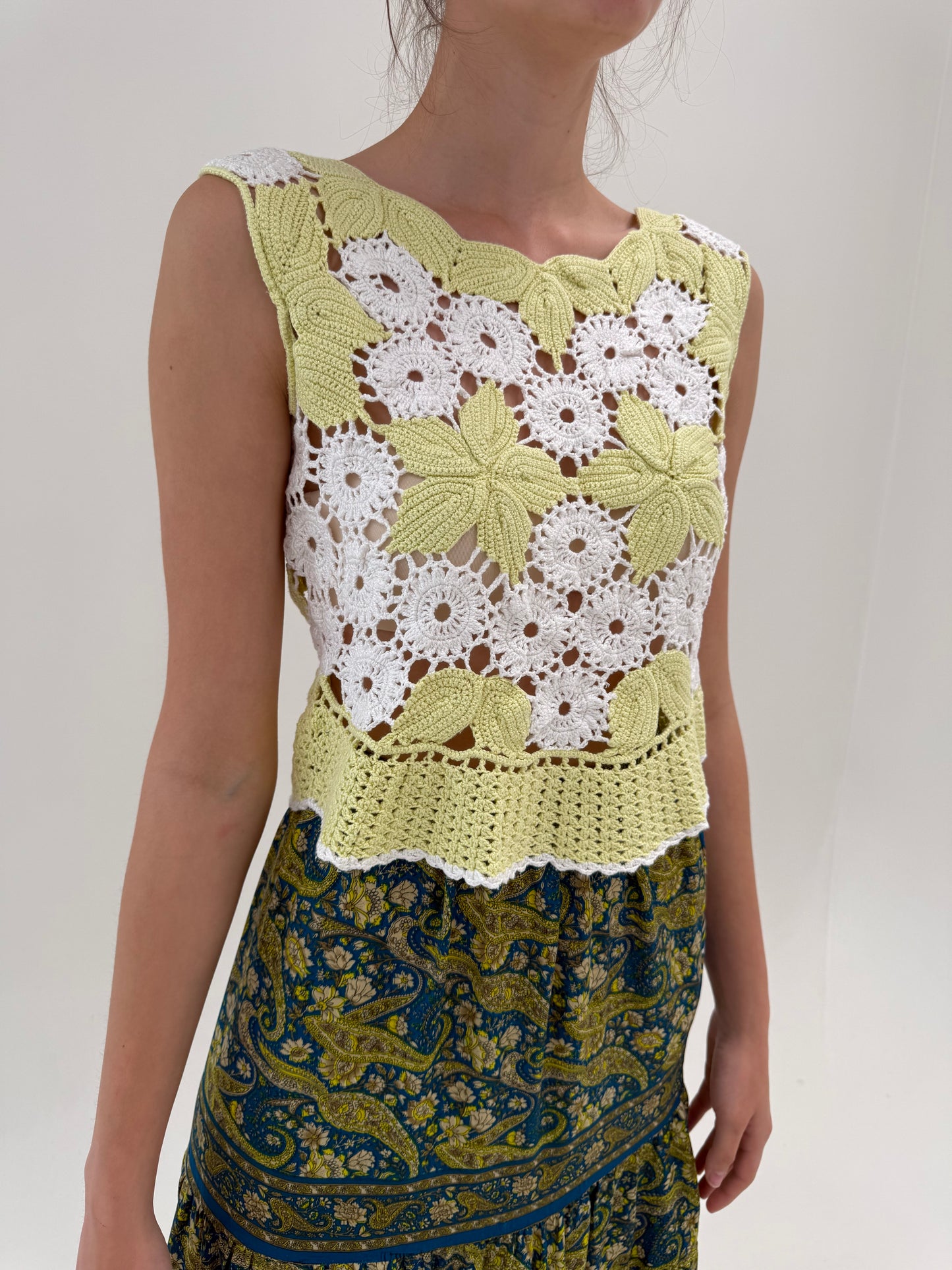 Top macrame lucrat manual din bumbac lime yellow cu alb