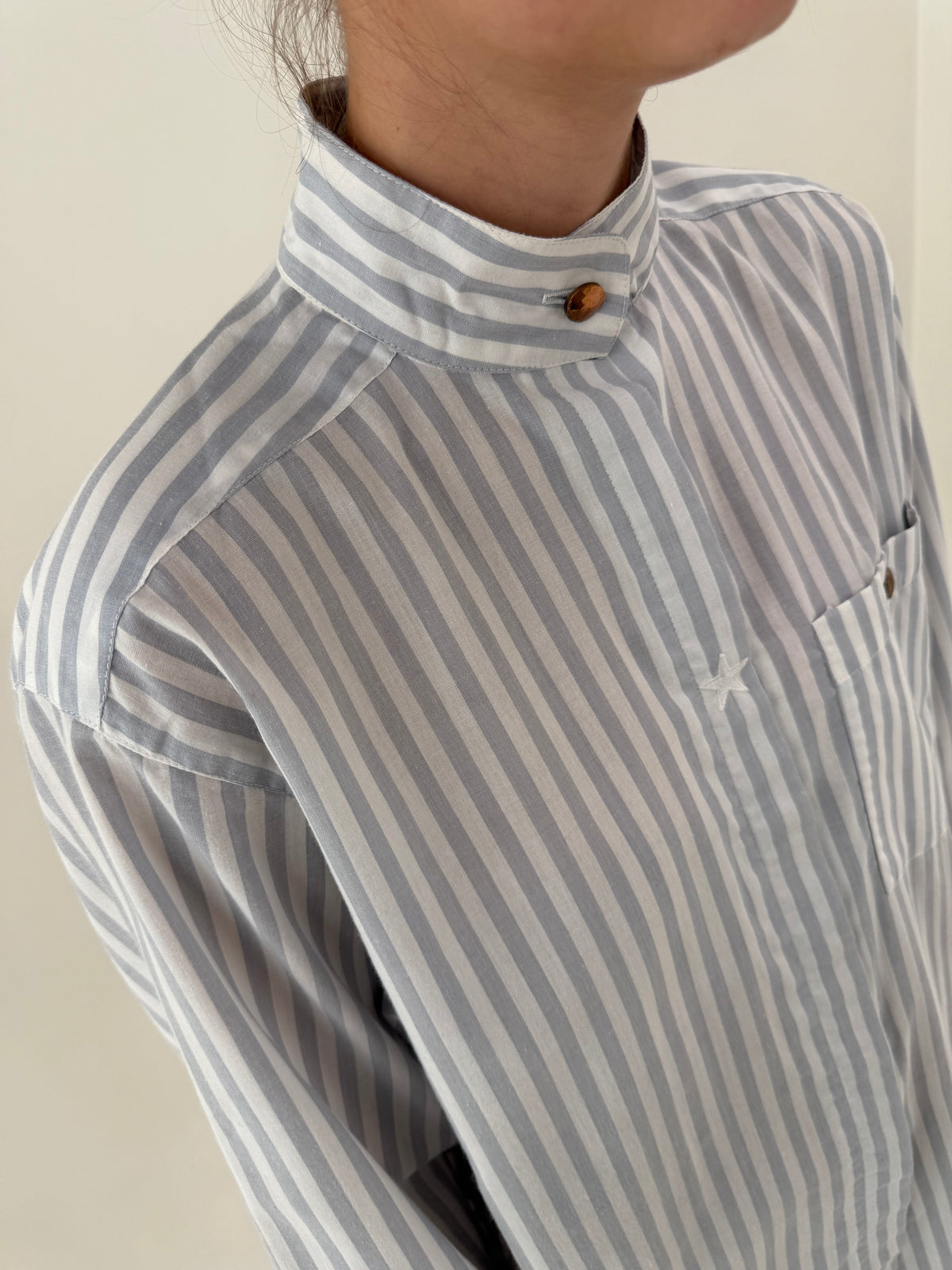 Cămașa vintage în dungi și croi retro modern din poplin de bumbac