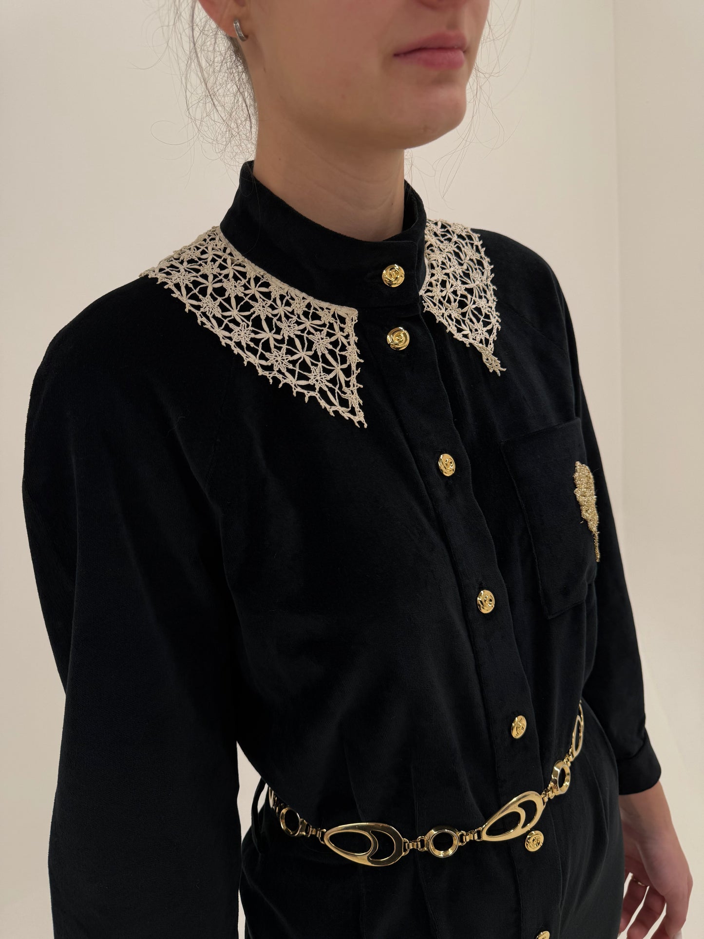 Salopetă vintage neagră tall de la zi la seară din catifea cu guler macrame lucrat manual