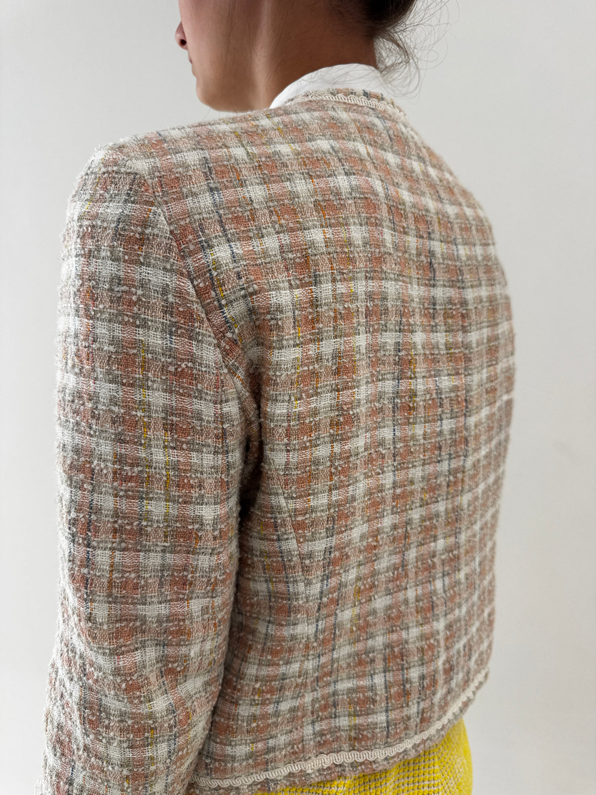 Sacou în stil Chanel din tweed de lana cu nasturi bijuterie și culori superbe