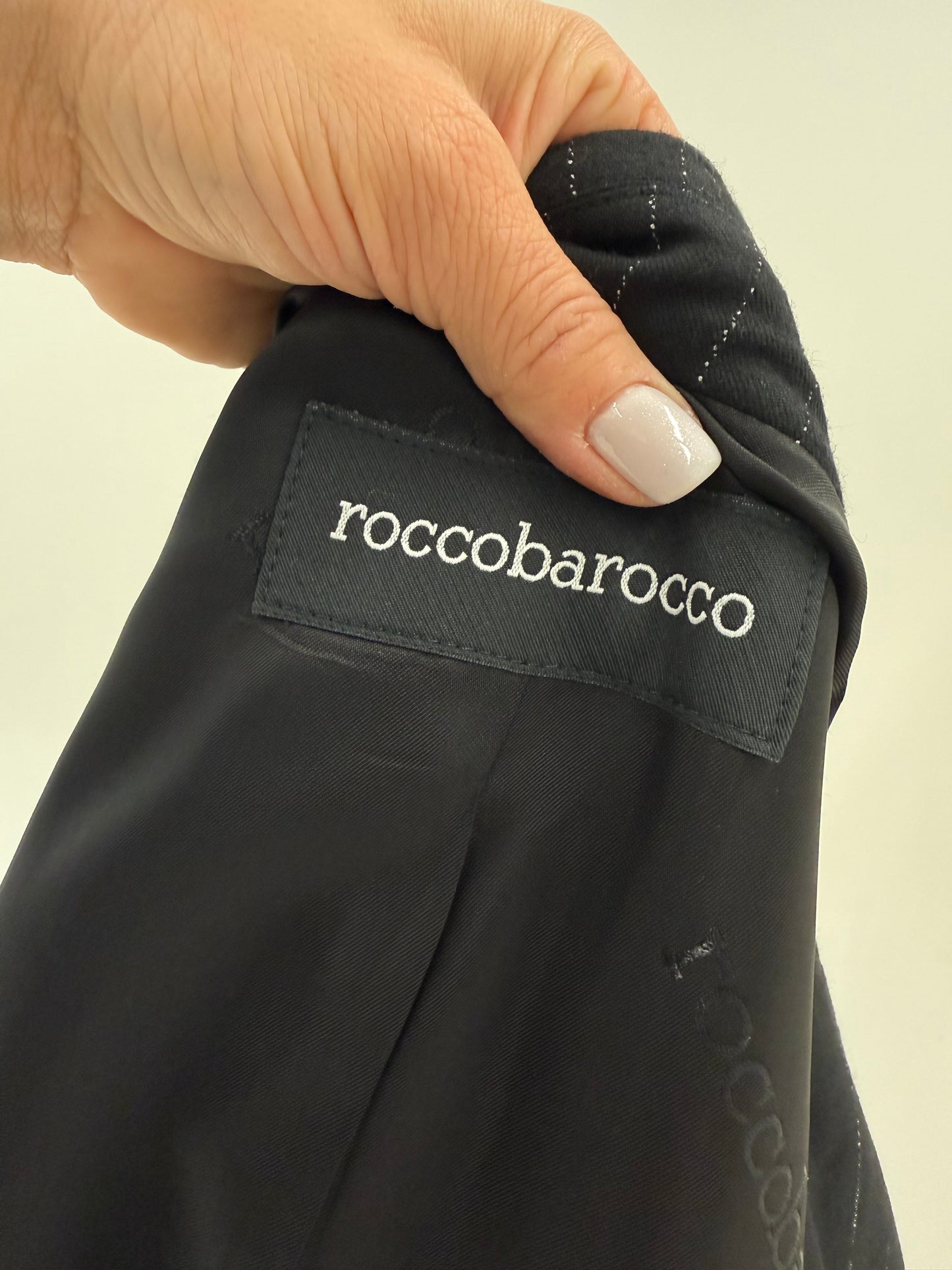 Sacou cambrat Rocco Barocco cu revere late și dungi fine verticale
