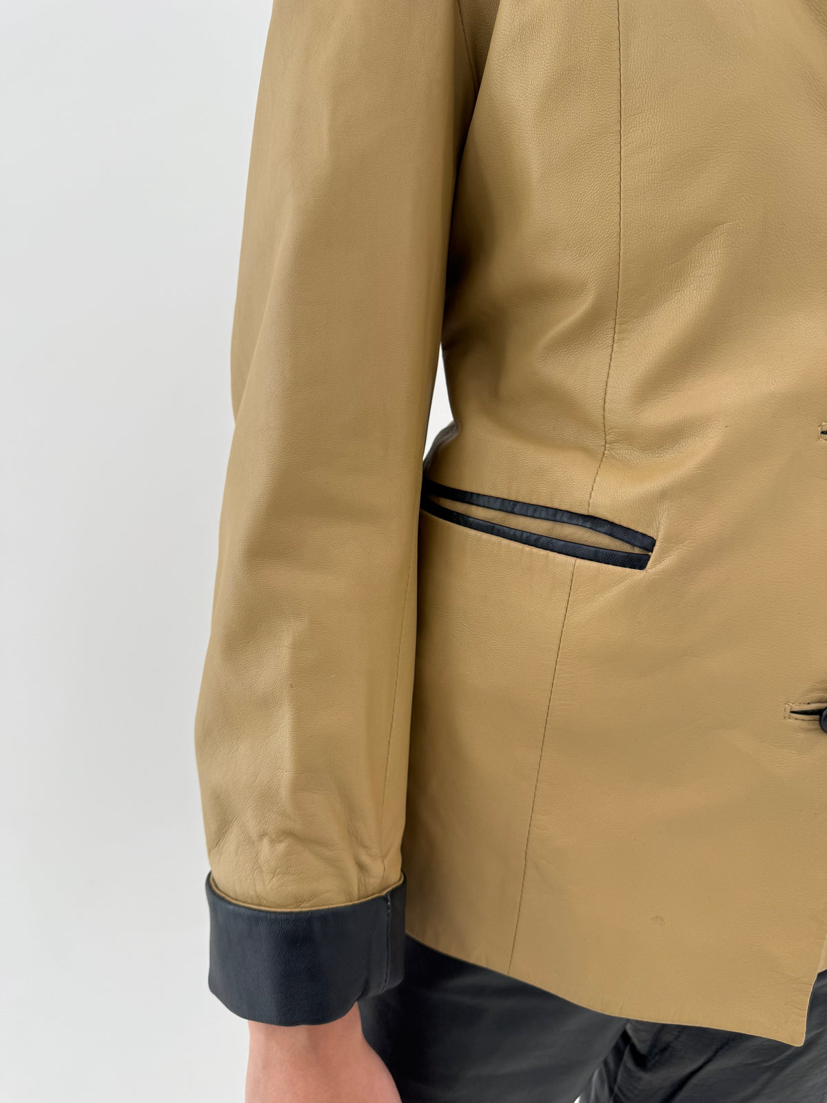 Sacou camel cambrat din piele naturală extra moale