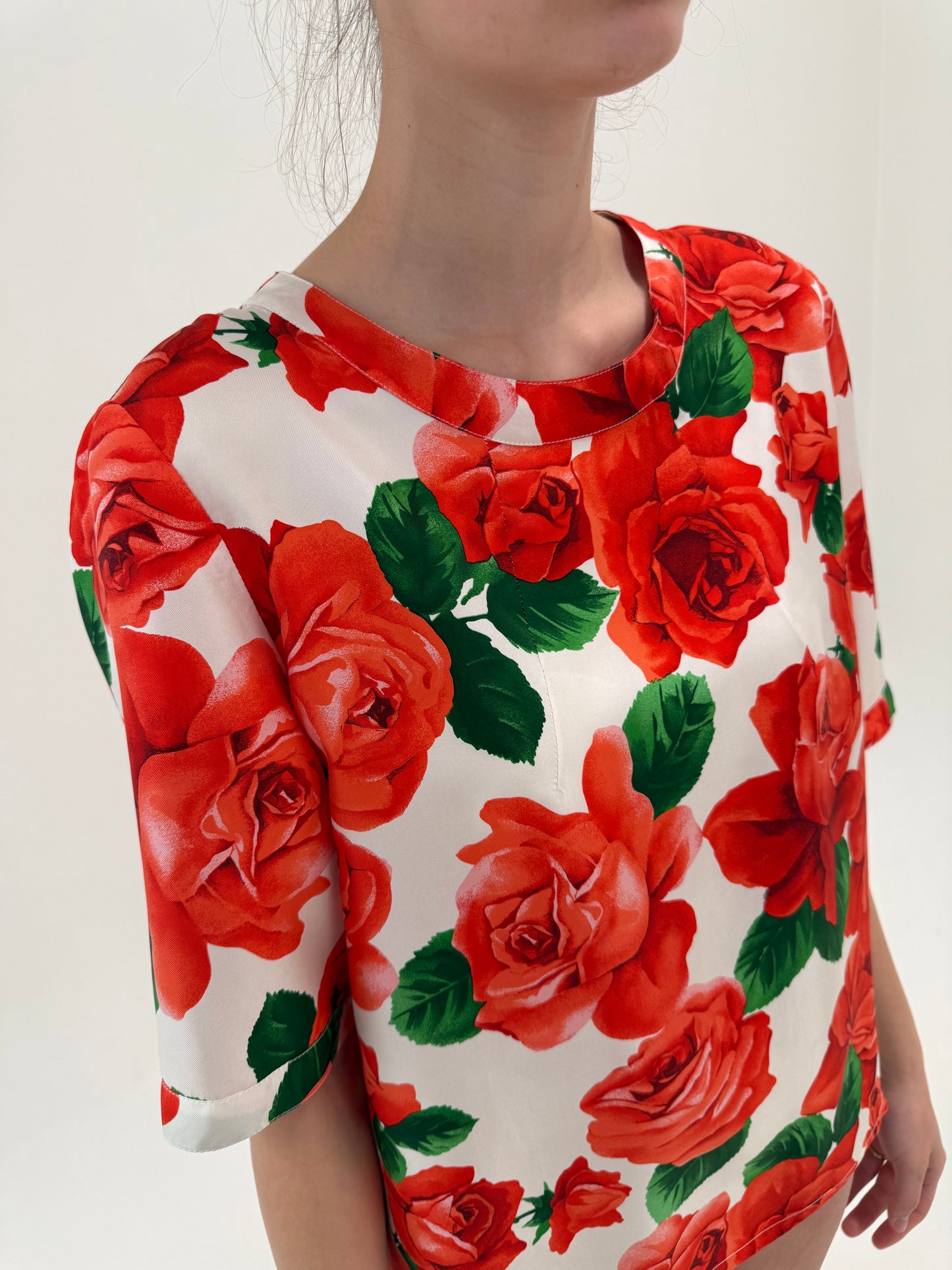Top cu print floral superb cu maci din mătase naturală în croi minimalist