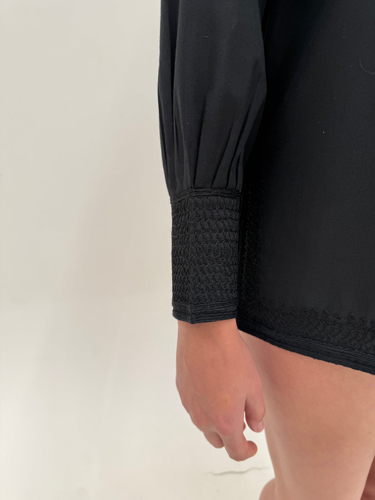Cămașa neagră excepțională din bumbac gros petite cu manșete înalte și broderie