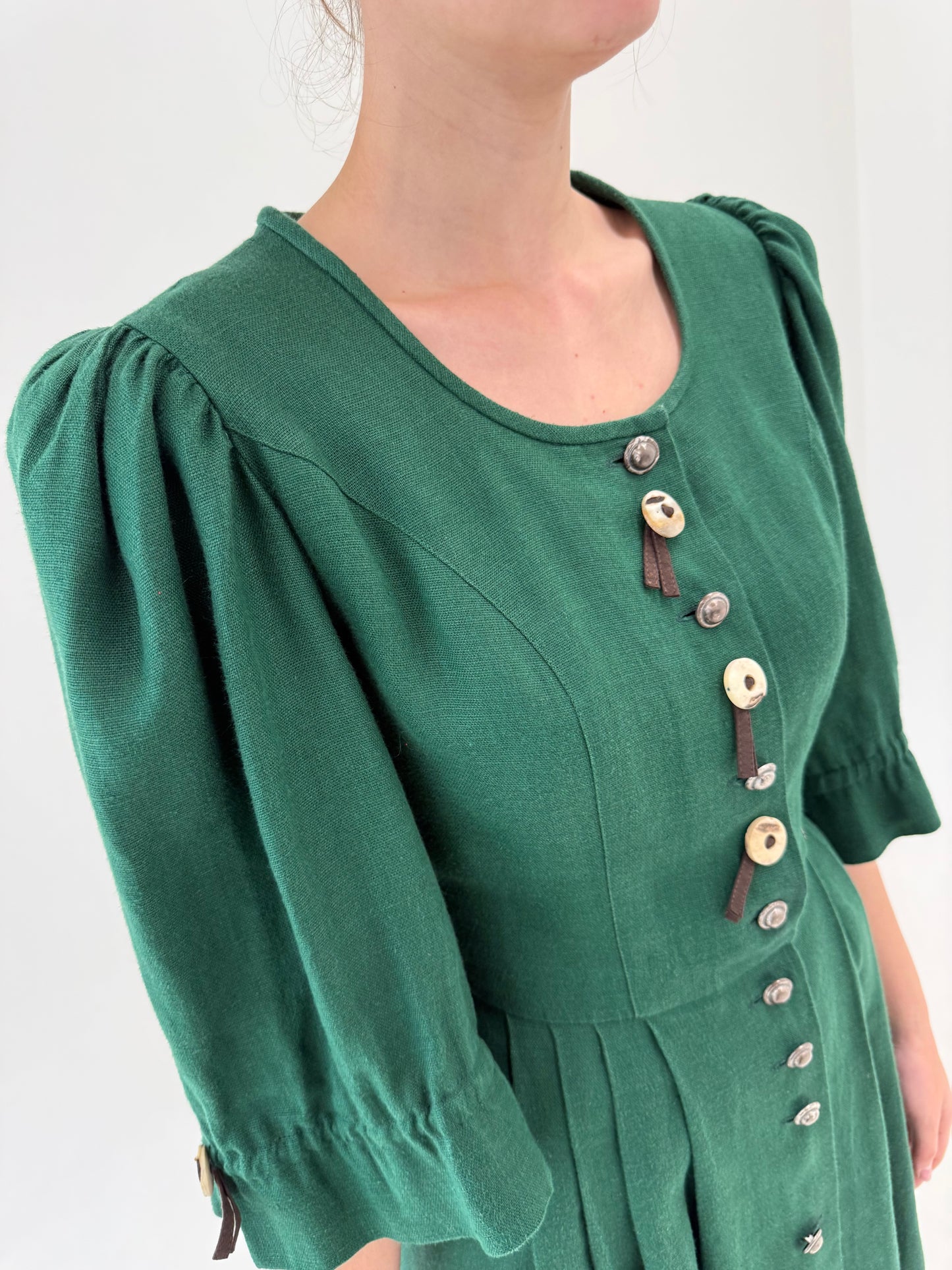 Rochie vintage din pânză grea de in cu corsaj si broderie