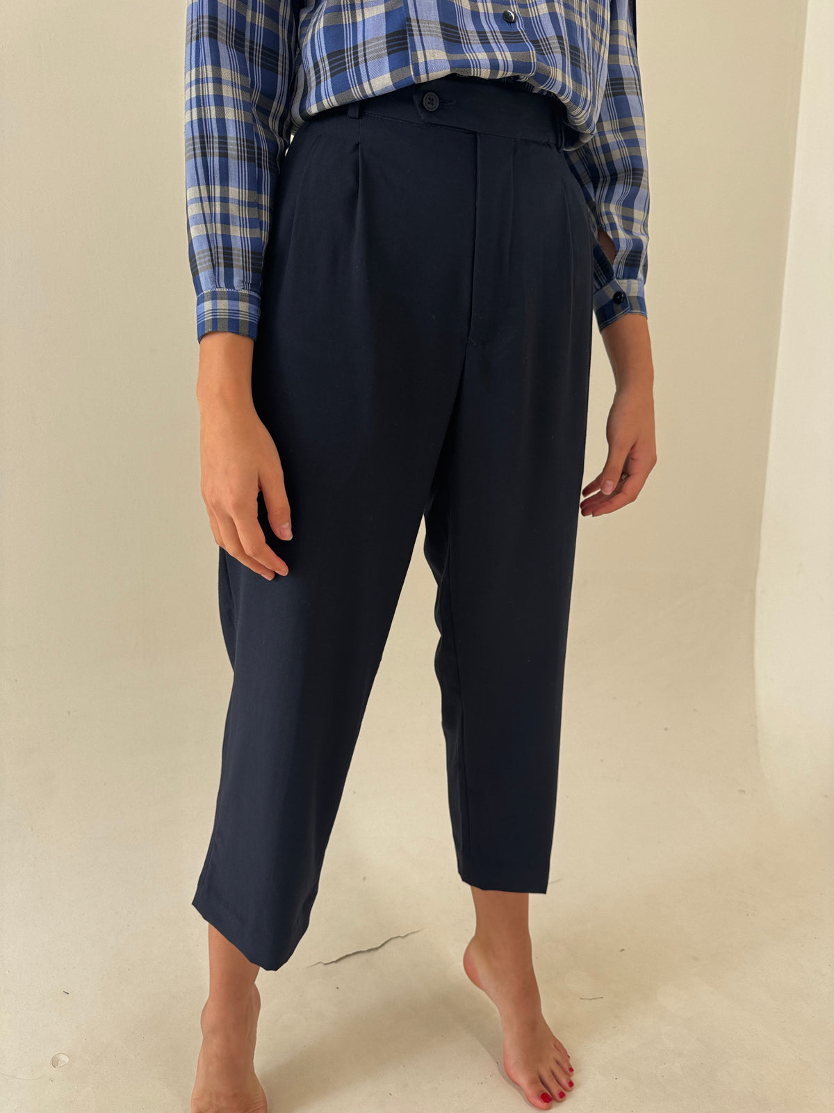 Pantaloni Navy petite din stofita de lana extrafina și vascoza cu pense