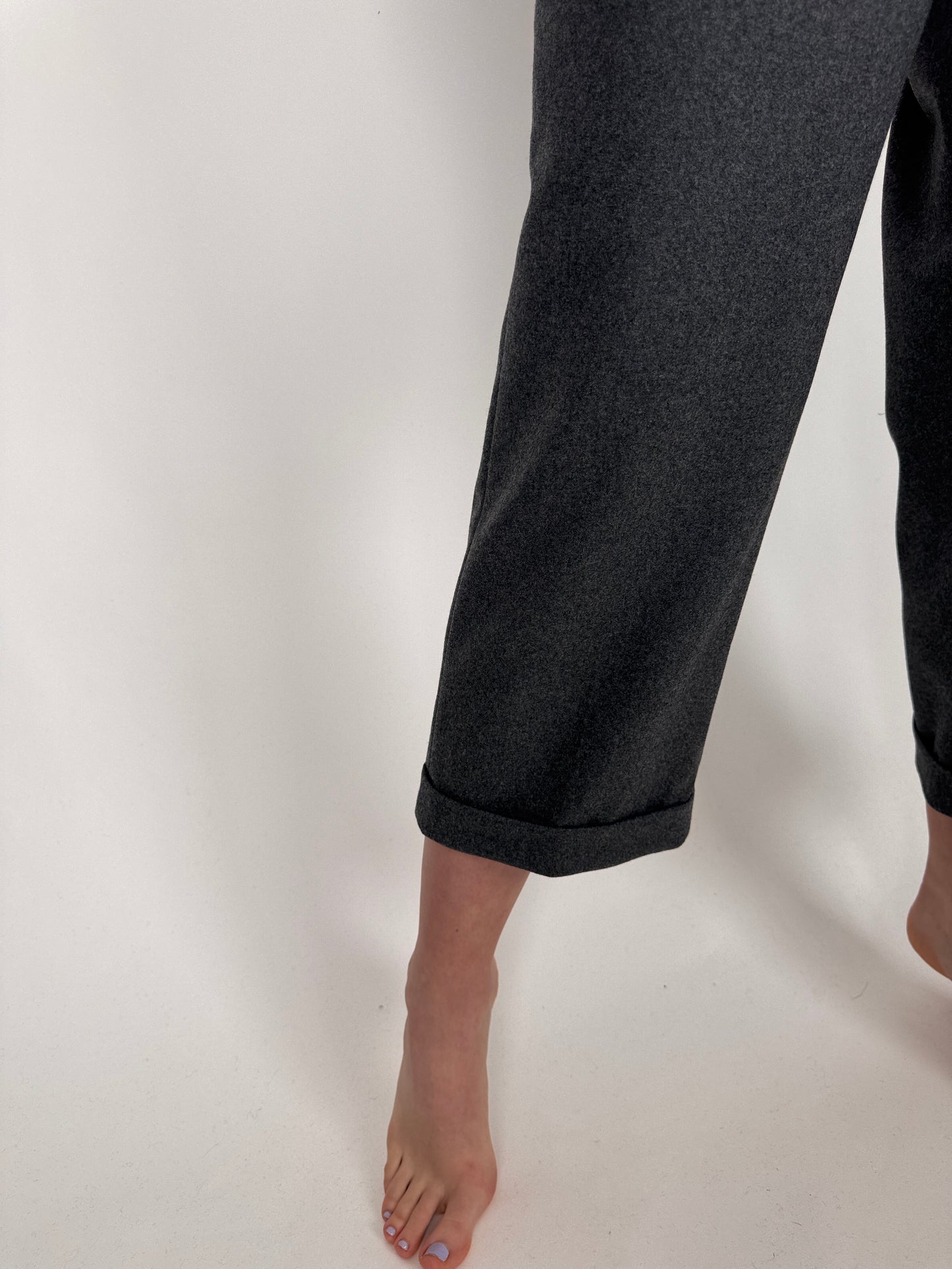 Pantaloni pebble gray din lana extrem de fină groasă cu pense