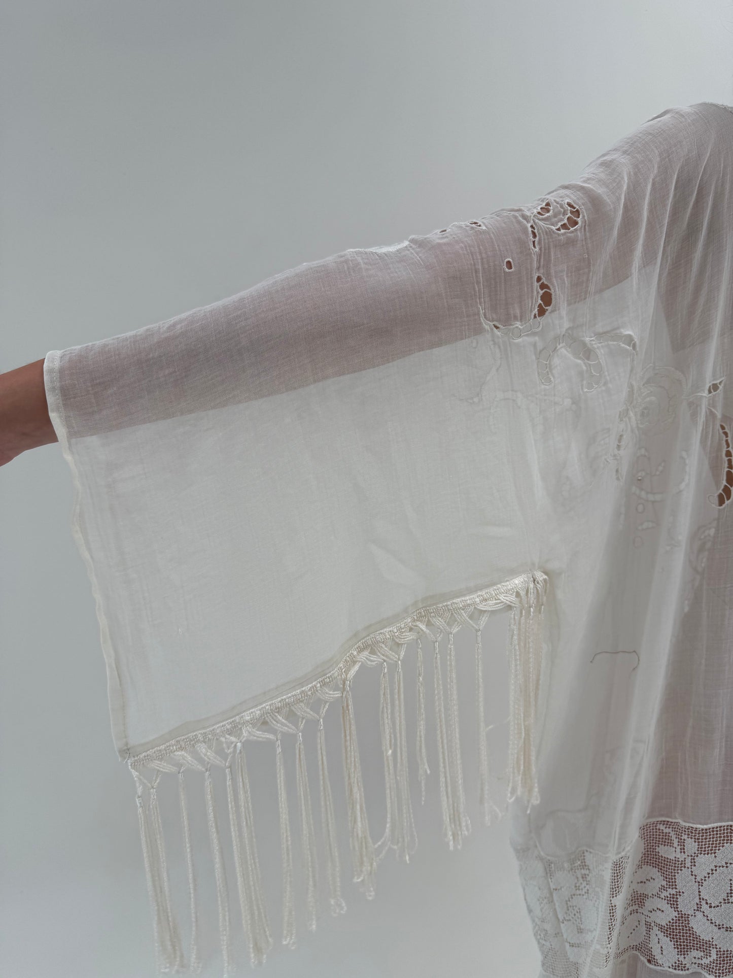 Kaftan de plajă bijuterie din cea mai fină pânză de bumbac cu broderie manuală și franjuri