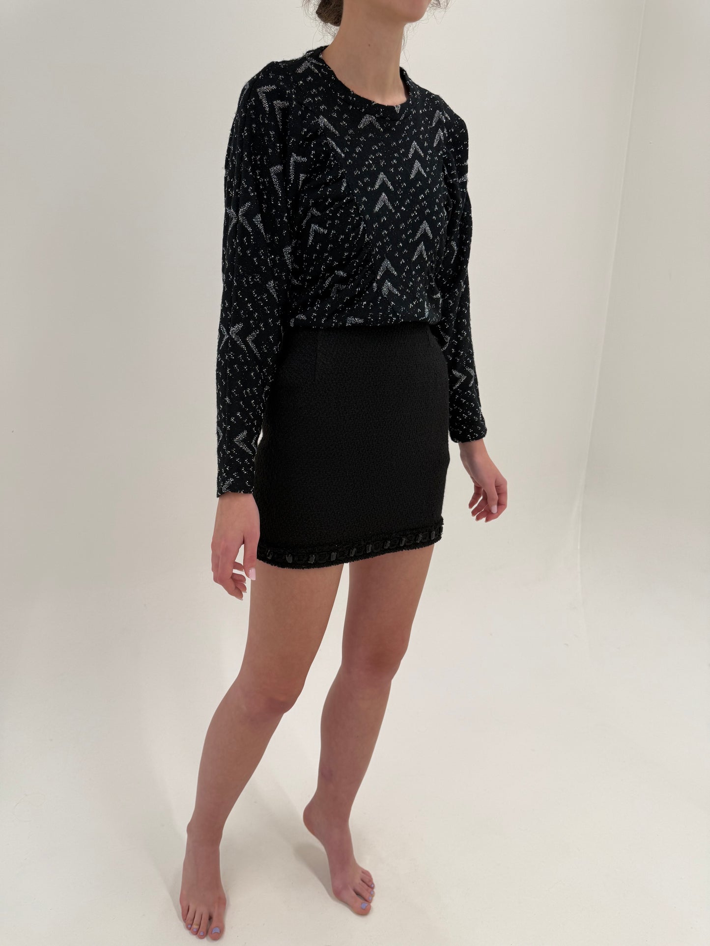 Fustă mini in stil Chanel neagră și. Tweed cu aplicații la tiv