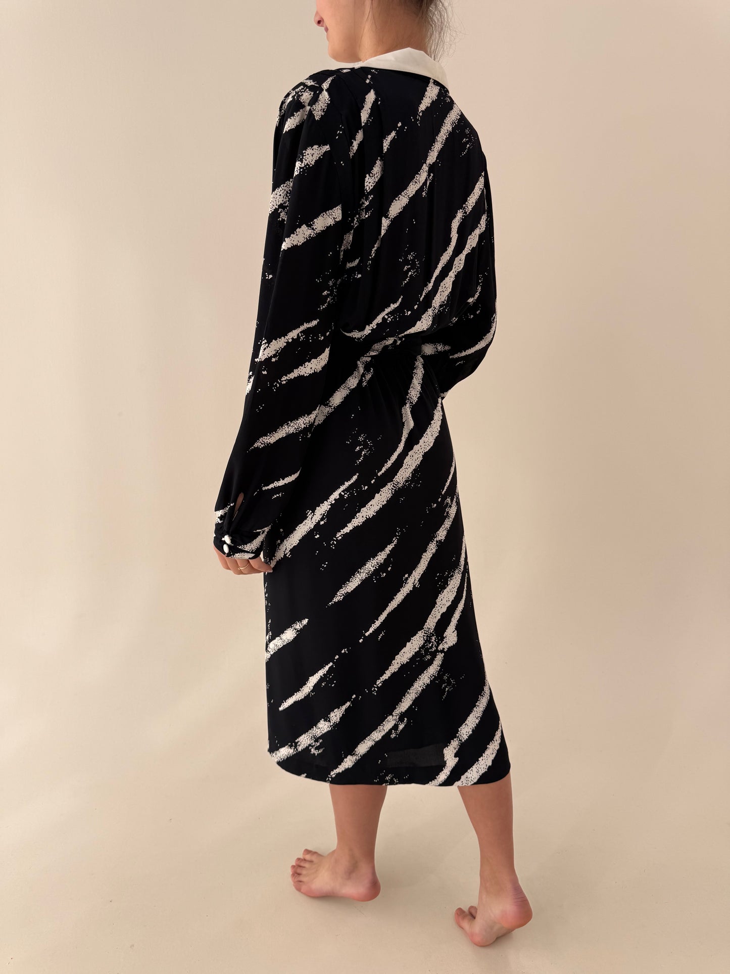 Rochie vintage maxi cu guler contrastant alb negru și talie ultra înaltă