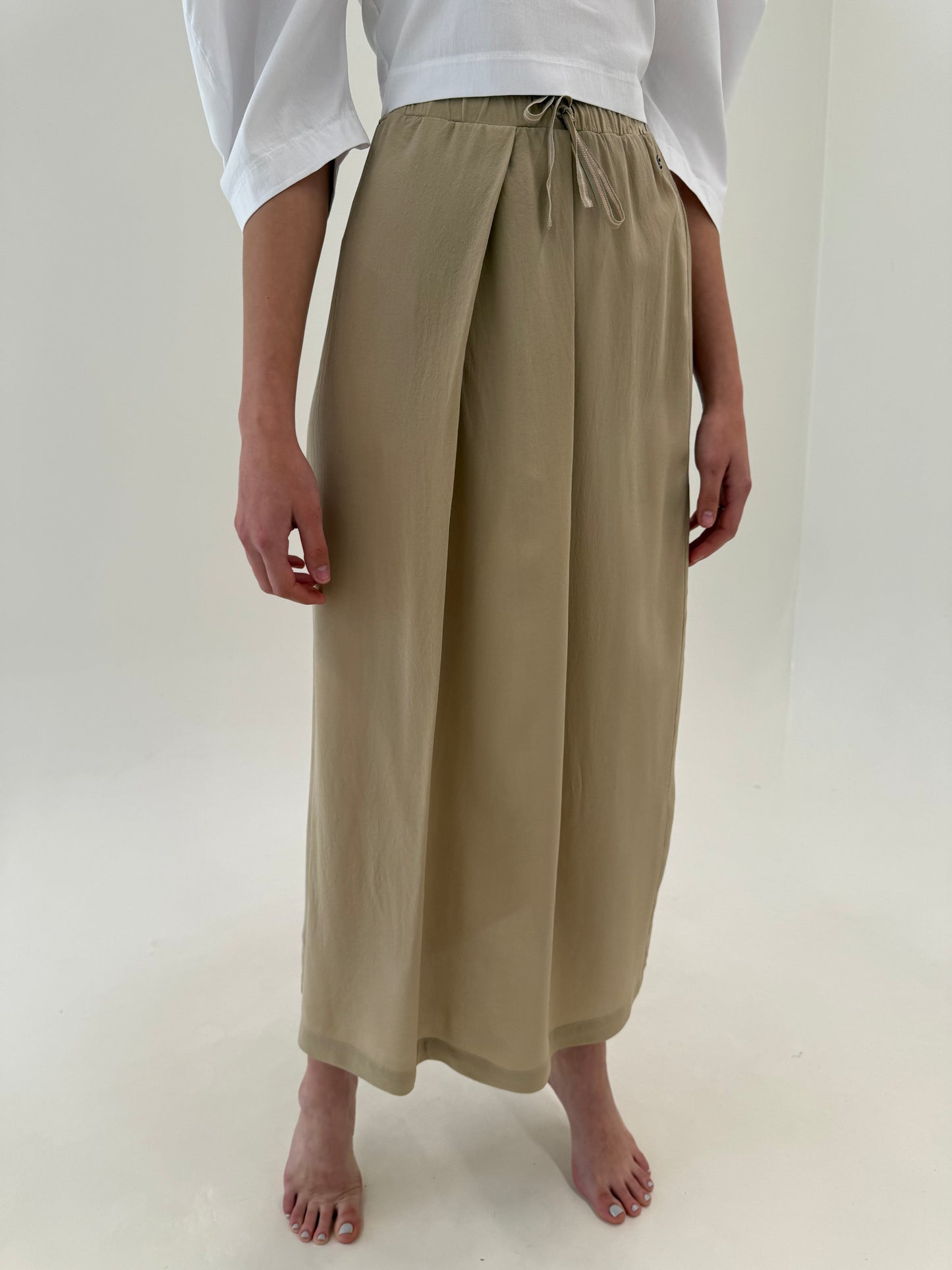 Fustă maxi camel in croi modern din mătase naturală cu influențe casual