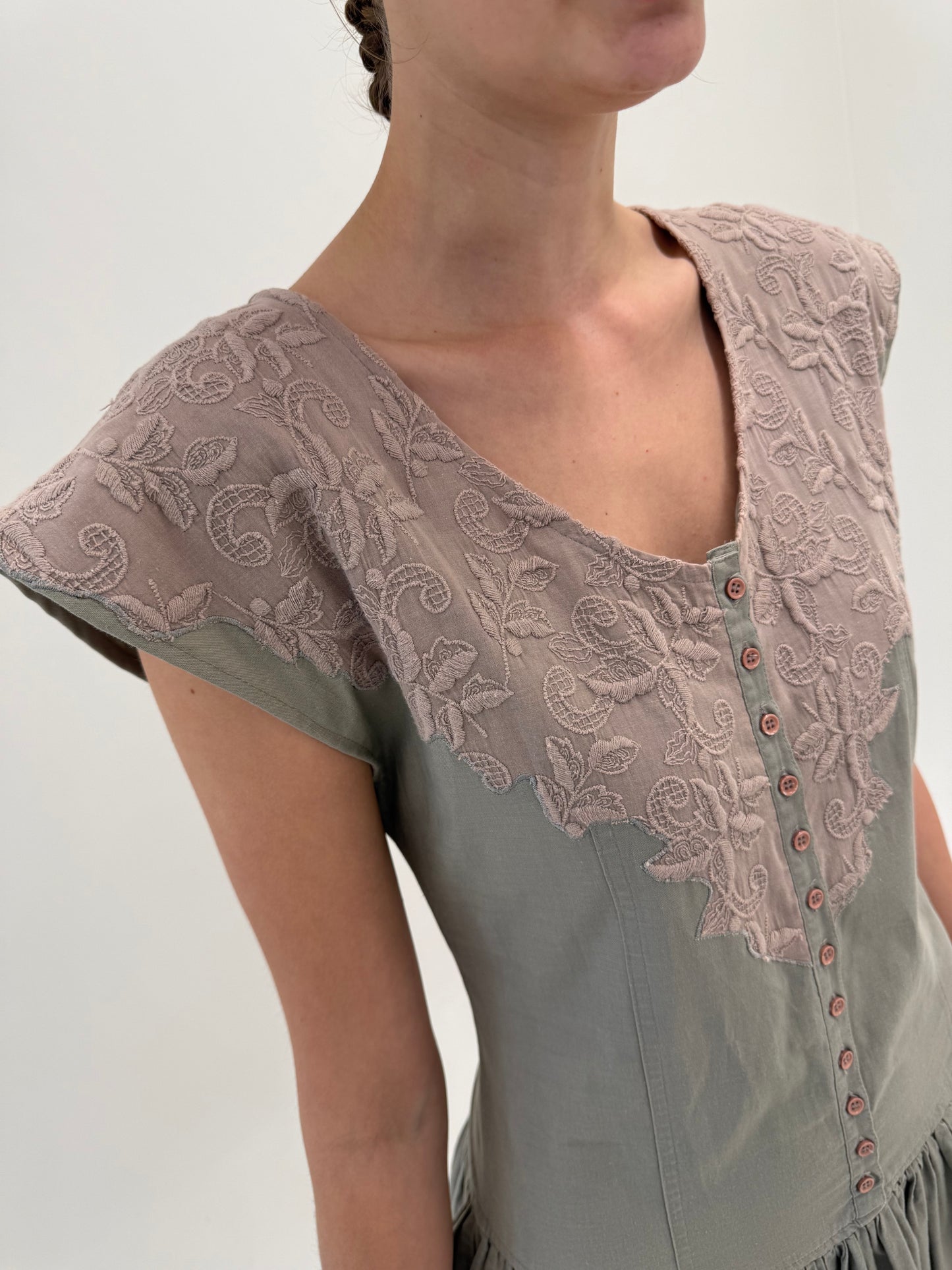 Rochie excepțională maxi din pânză cu broderie powder nouă cu etichetă