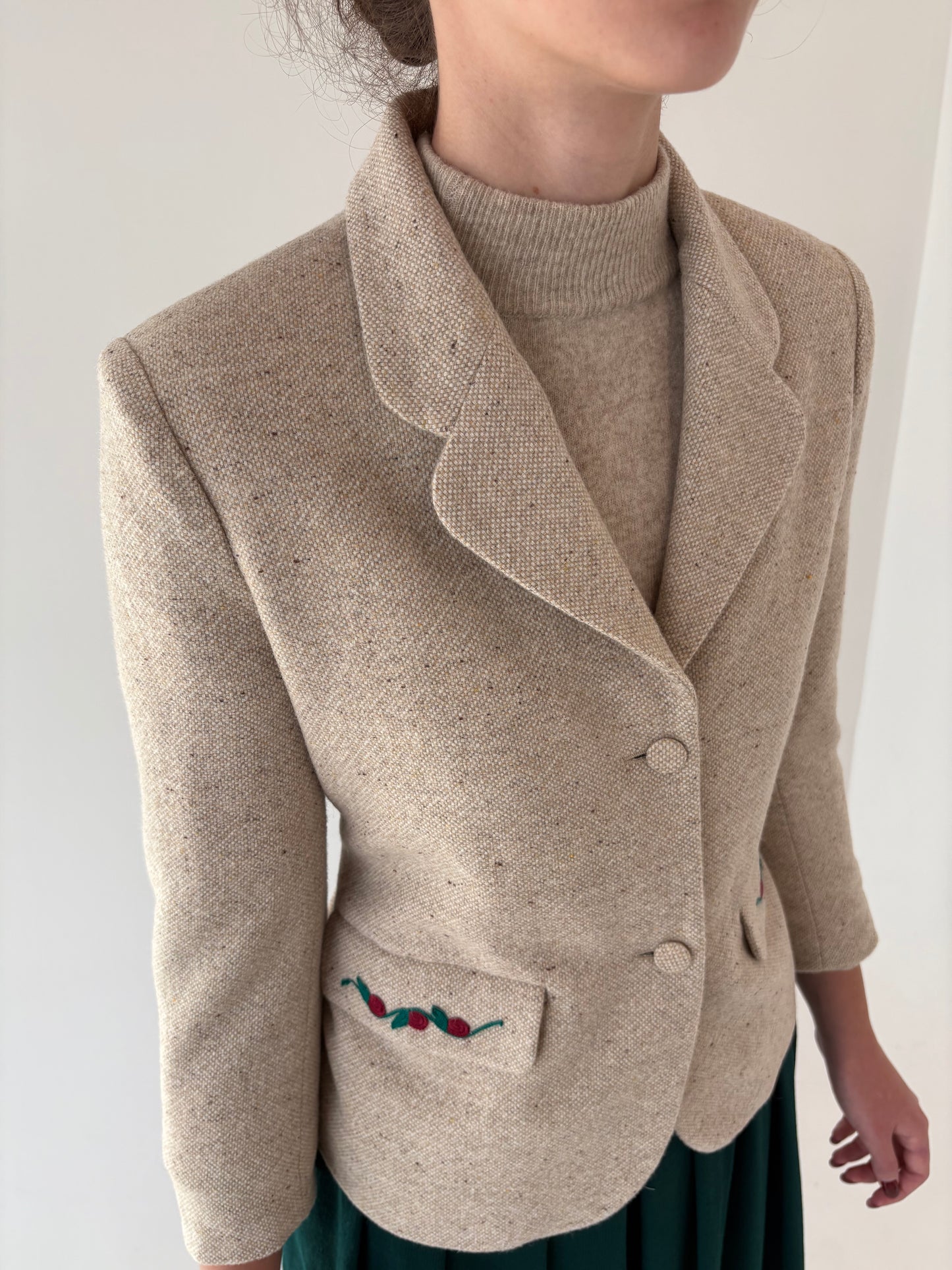 Sacou vintage petite cambrat light nude din lana excepțională cu broderie