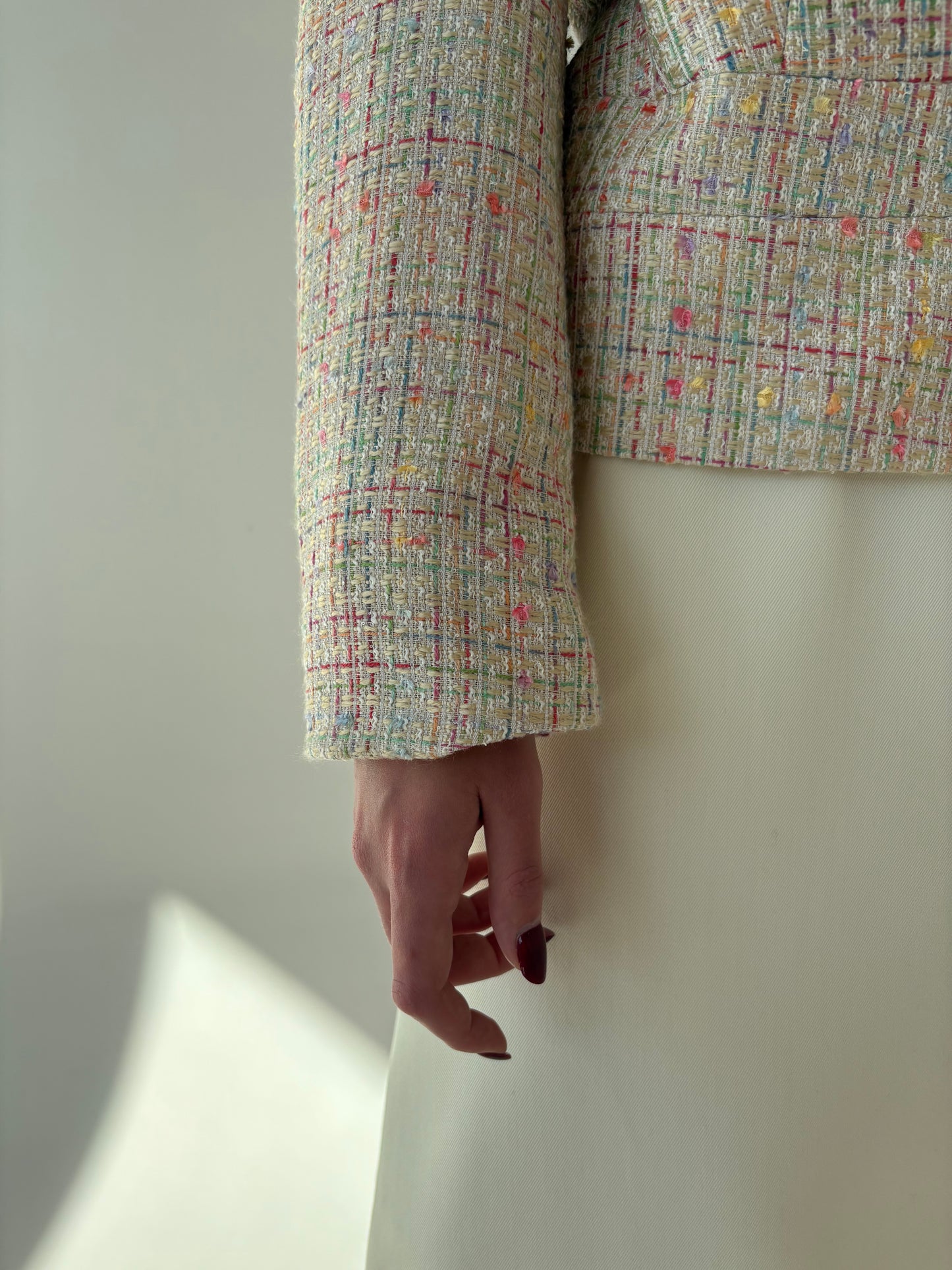 Sacou in stil Chanel din tweed butter white cu inserții curcubeu