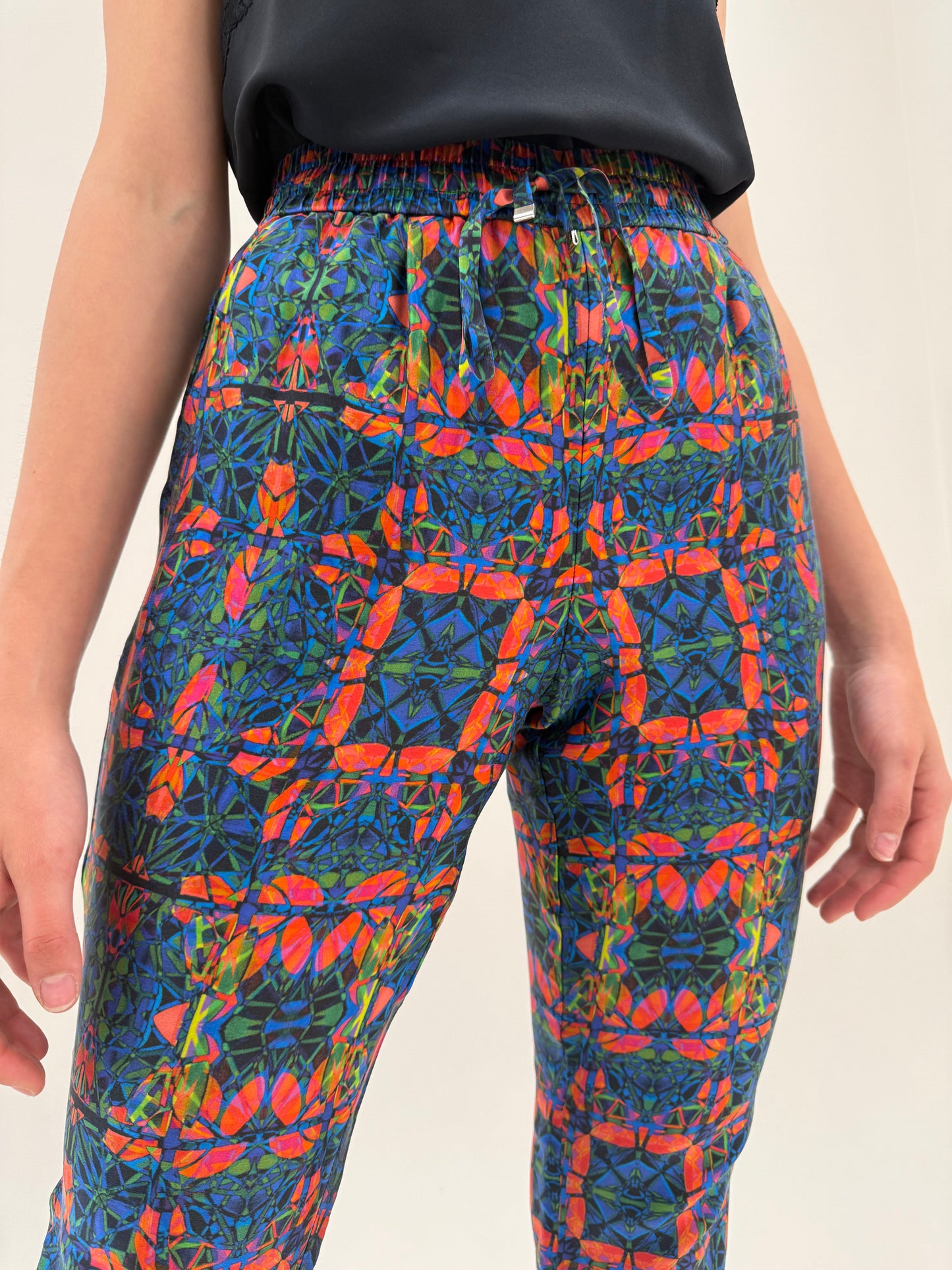 Pantaloni Hugo Boss din mătase naturală foarte chic cu influențe casual