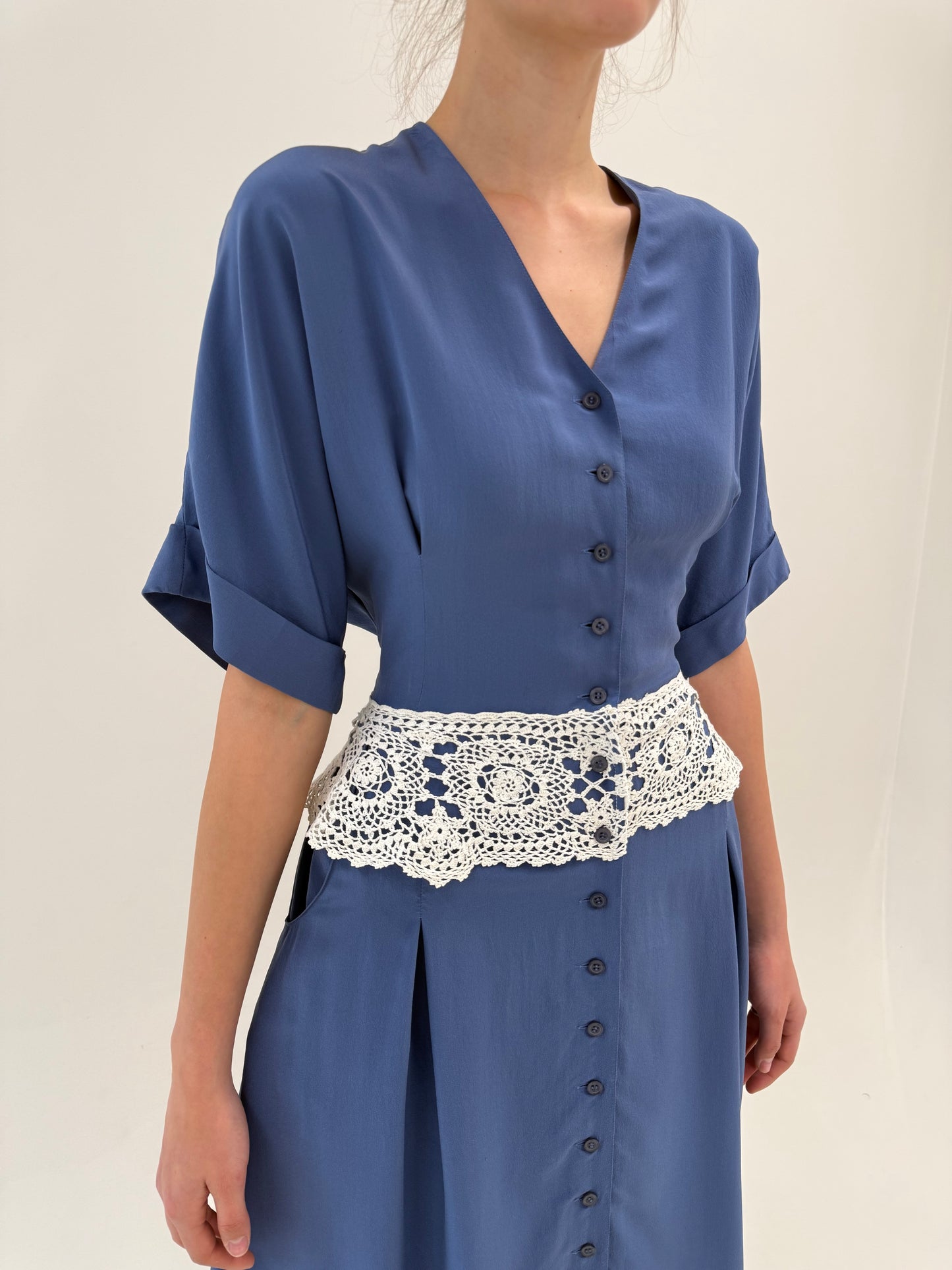 Rochie maxi din mătase naturală dusty blue cu ‘peplum’ din macrame lucrat manual
