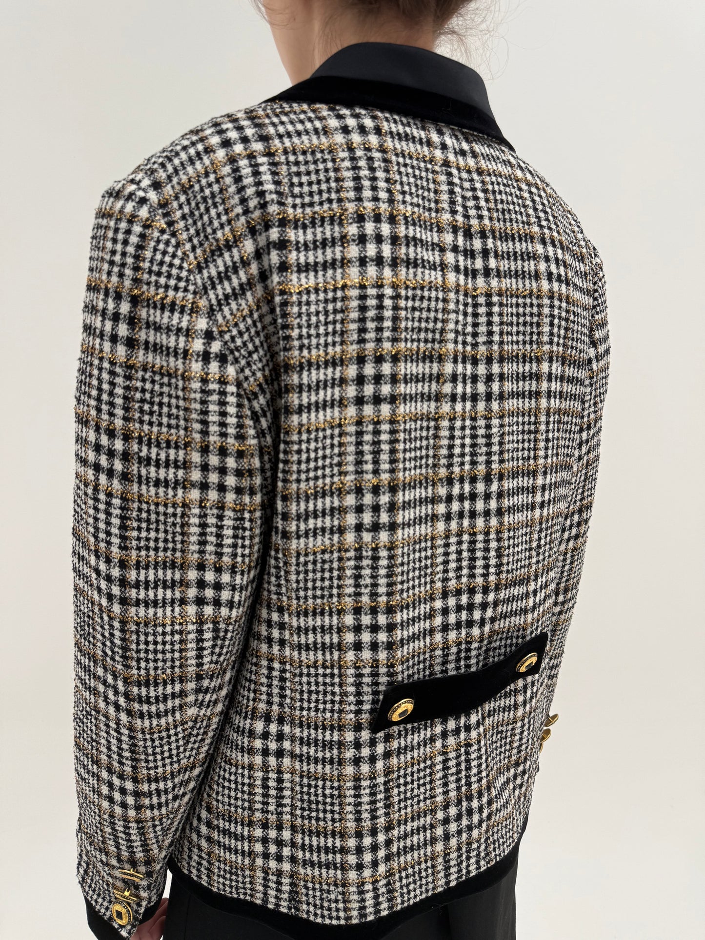 Sacou din tweed prețios de lana și alpaka cu inserții fine aurii în croi cambrat