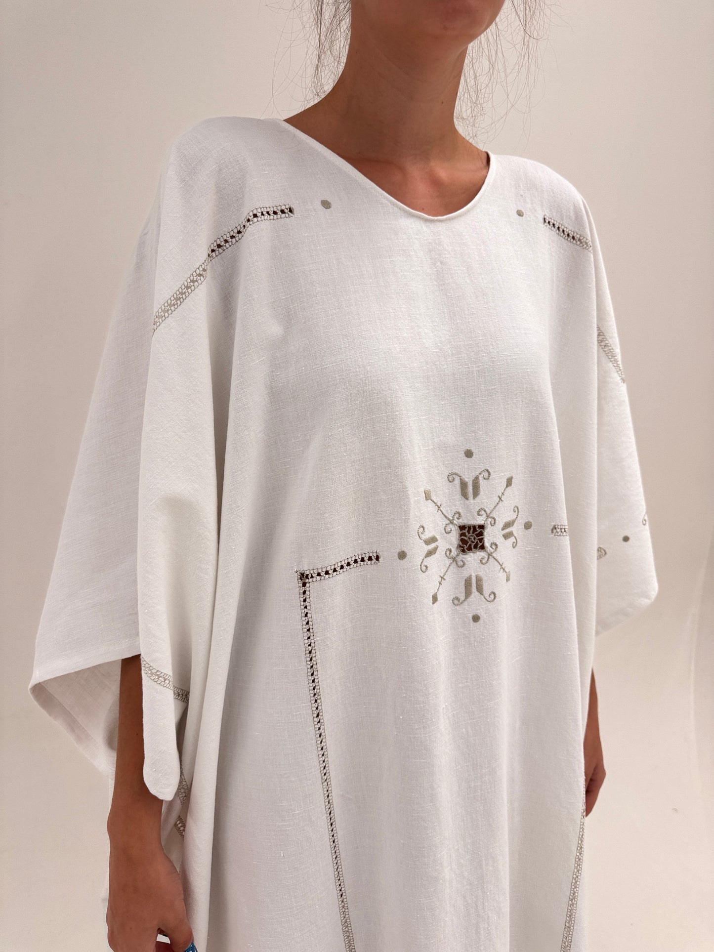 Kaftan tall din pânză excepțională de in cu broderie manuală ușor contrastanta