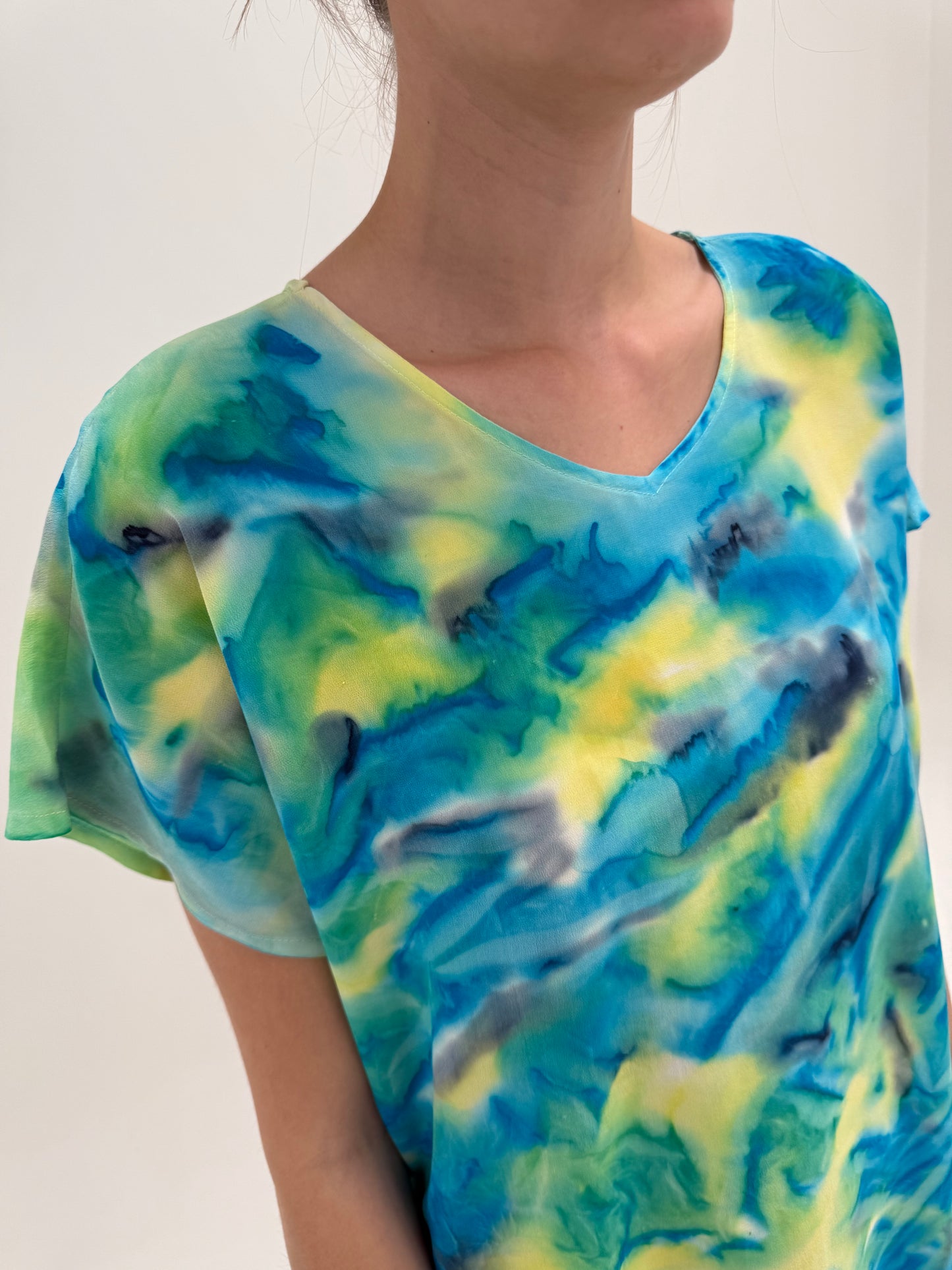 Top în croi lejer din mătase naturală cu print tye and dye