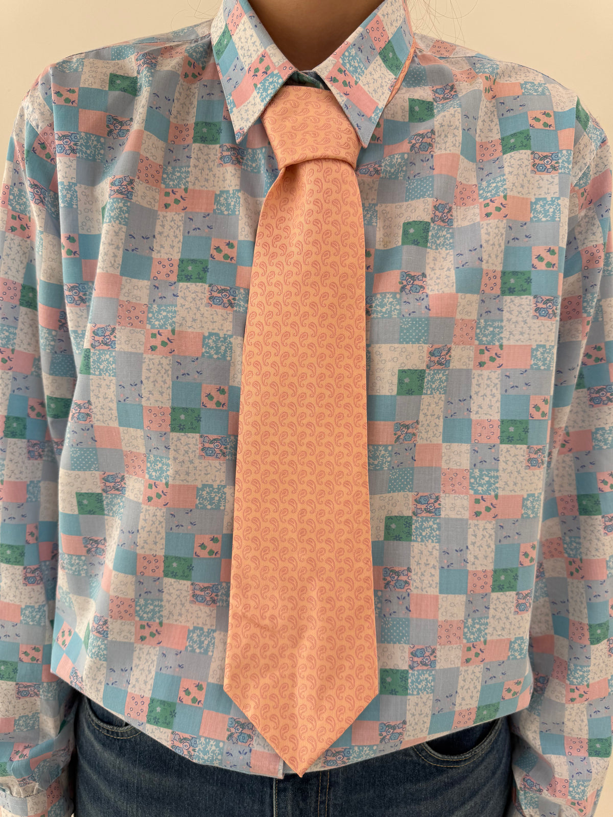 Cravata italiană din mătase naturală jacquard în culori pudrate cu print paisley