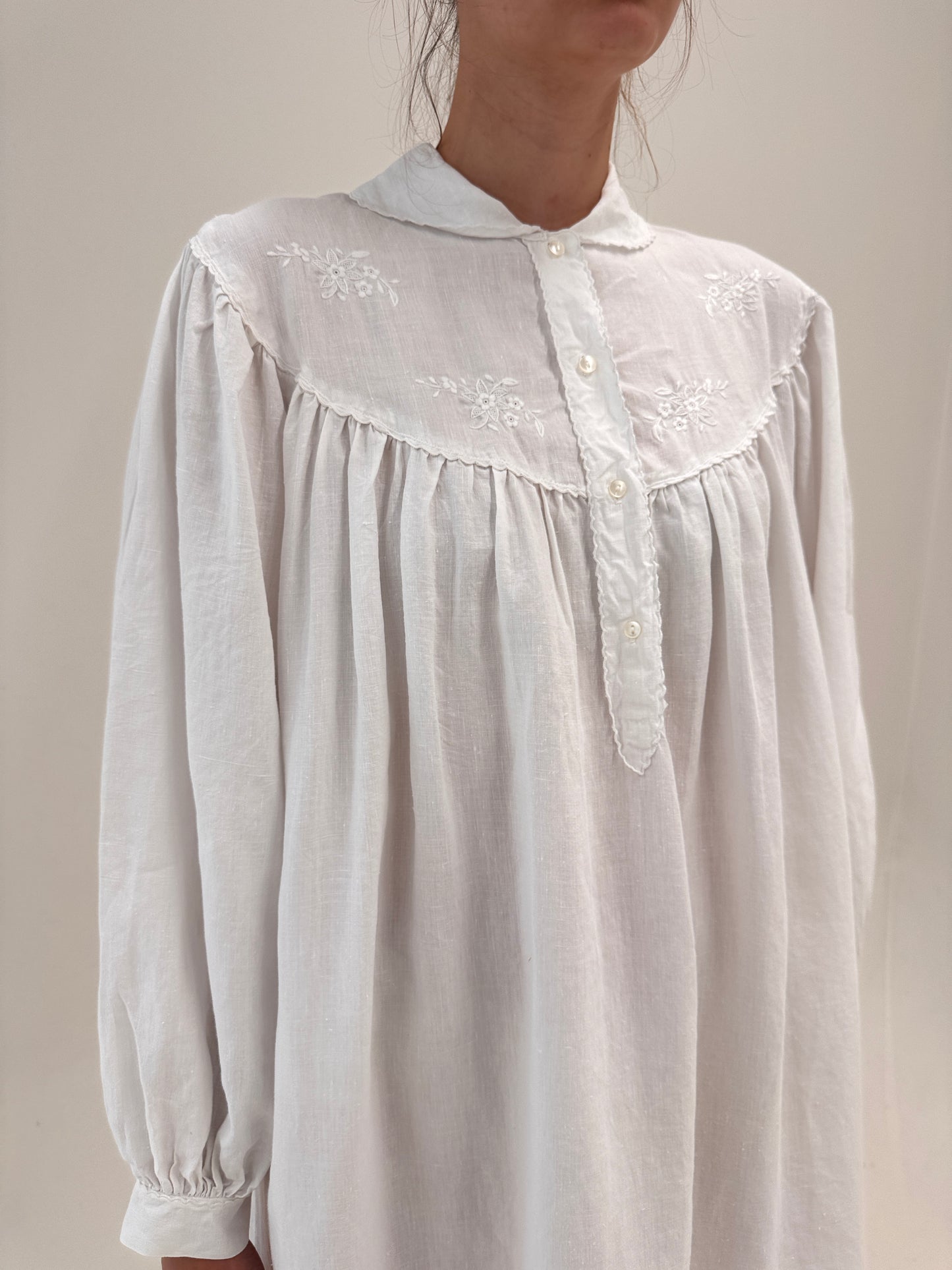 Rochie maxi excepțională cu broderie manuală în croi super drapat din in fin