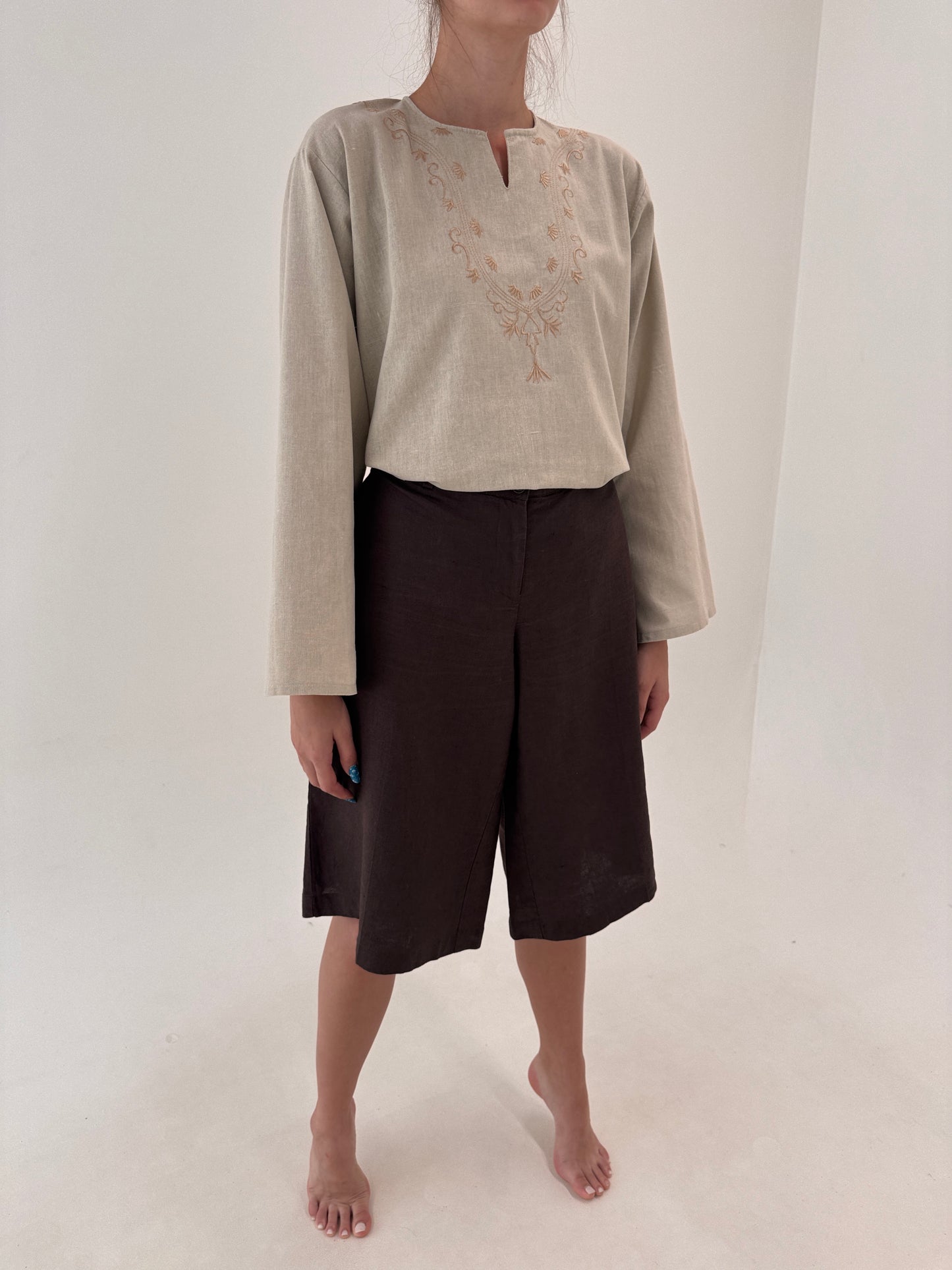 Pantaloni midi chocolate brown din pânză de in în croi actual