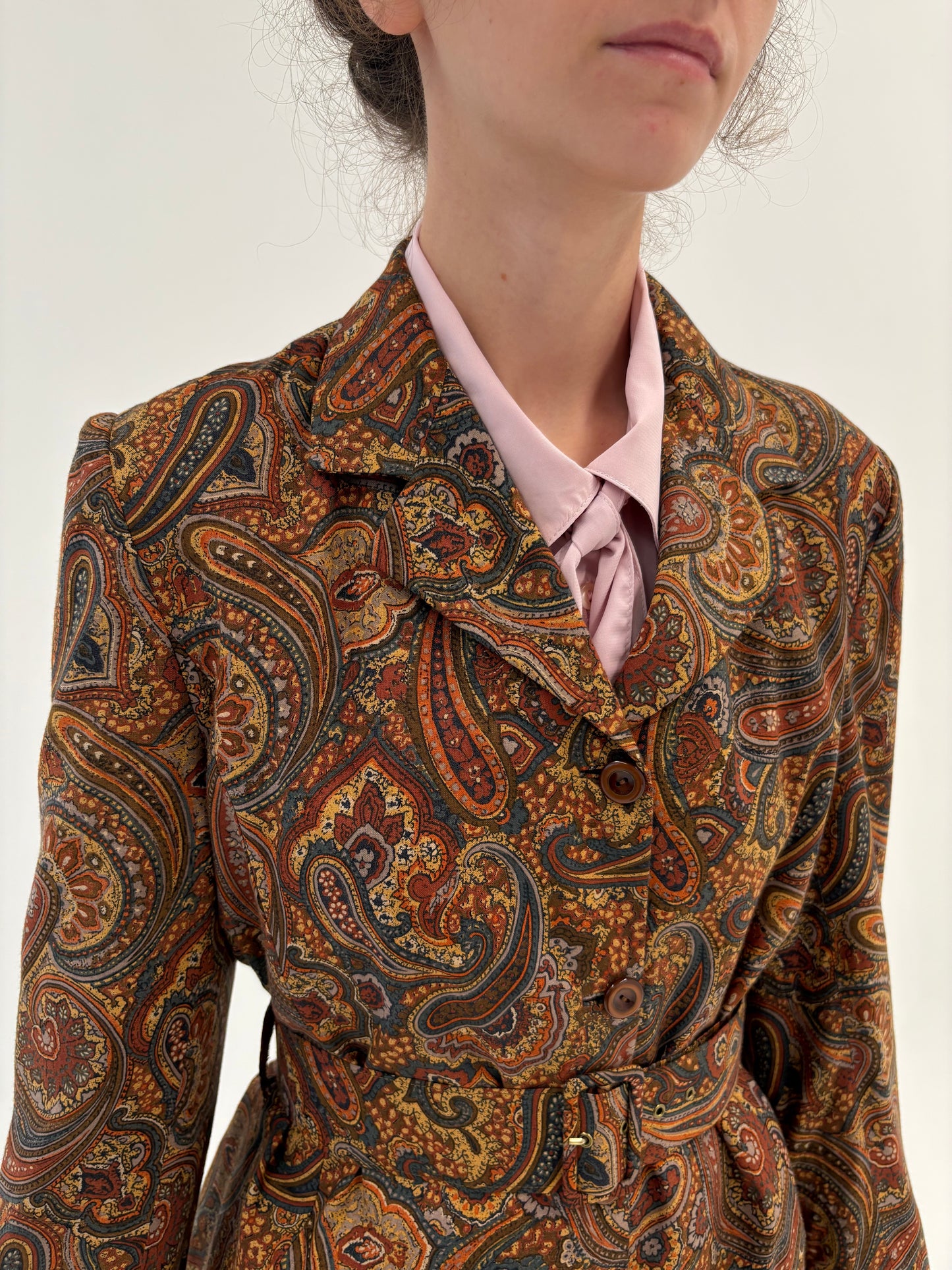 Sacou vintage cu print paisley, talie marcată și centura proprie