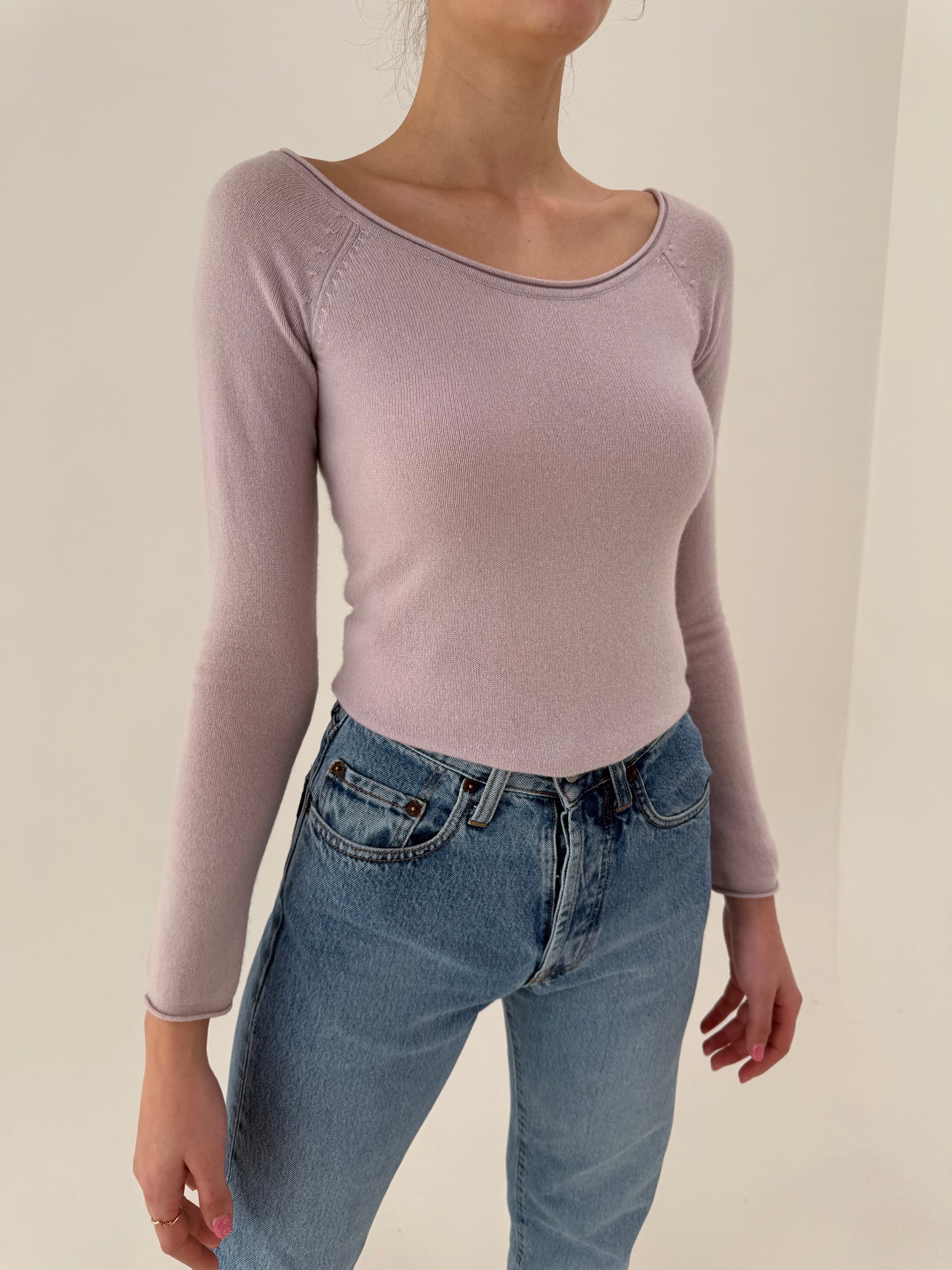 Puloveras foarte subțire dusty lavender din cașmir cu decolteu bărcuță