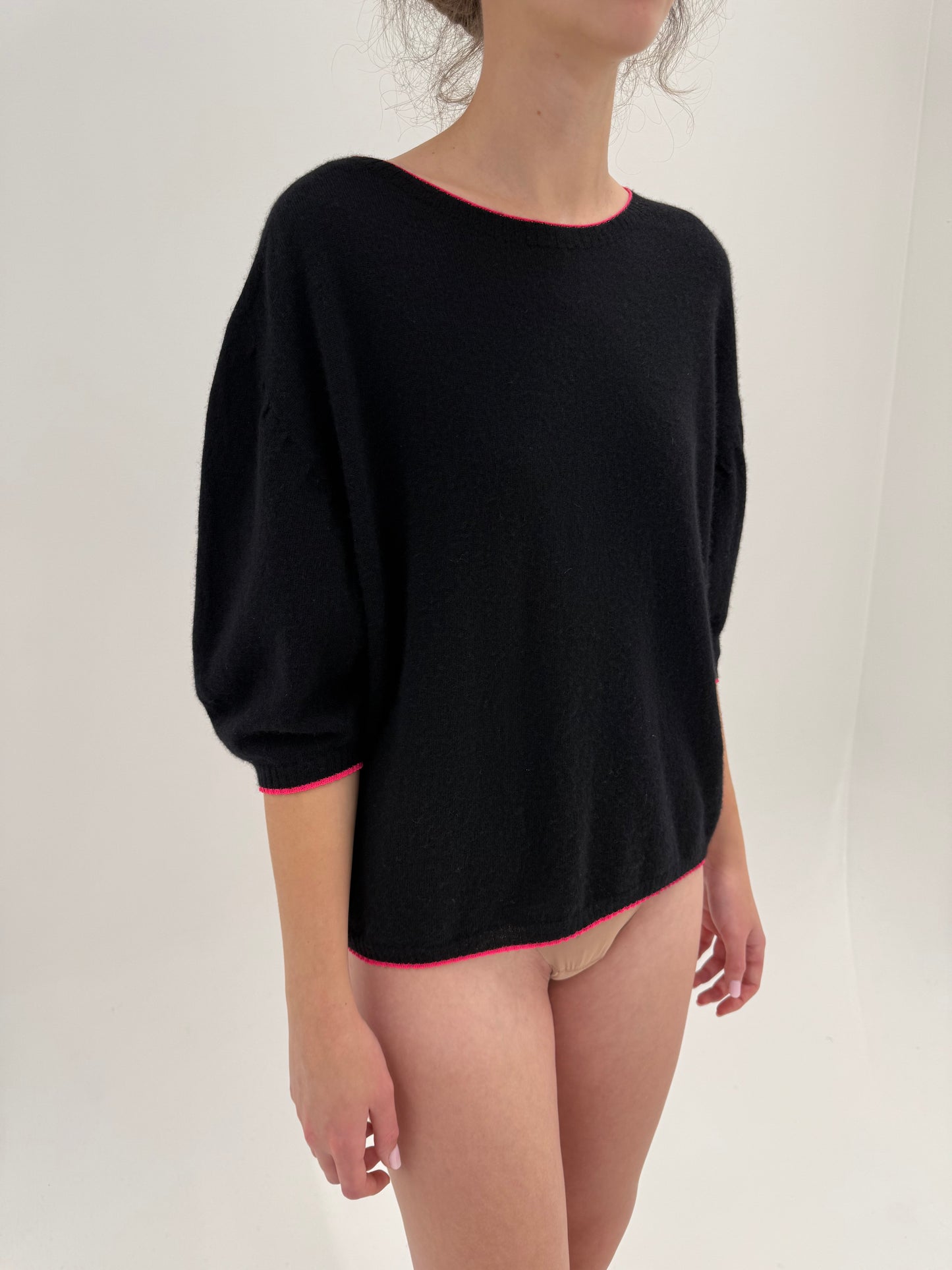 Top negru italian din cașmir și lana cu inserții fucsia