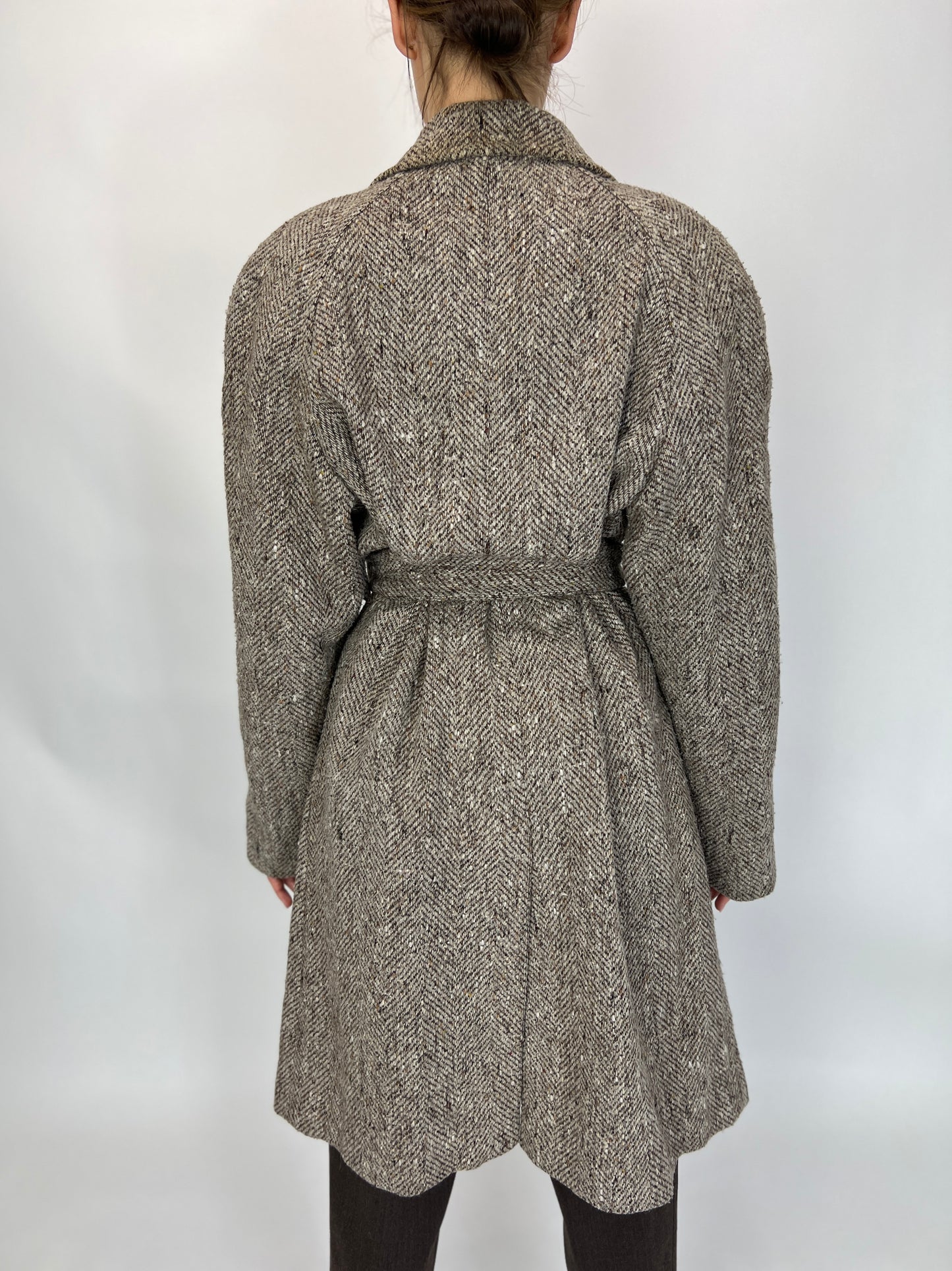 Palton de primăvară în tonuri de nude din stofă de lana