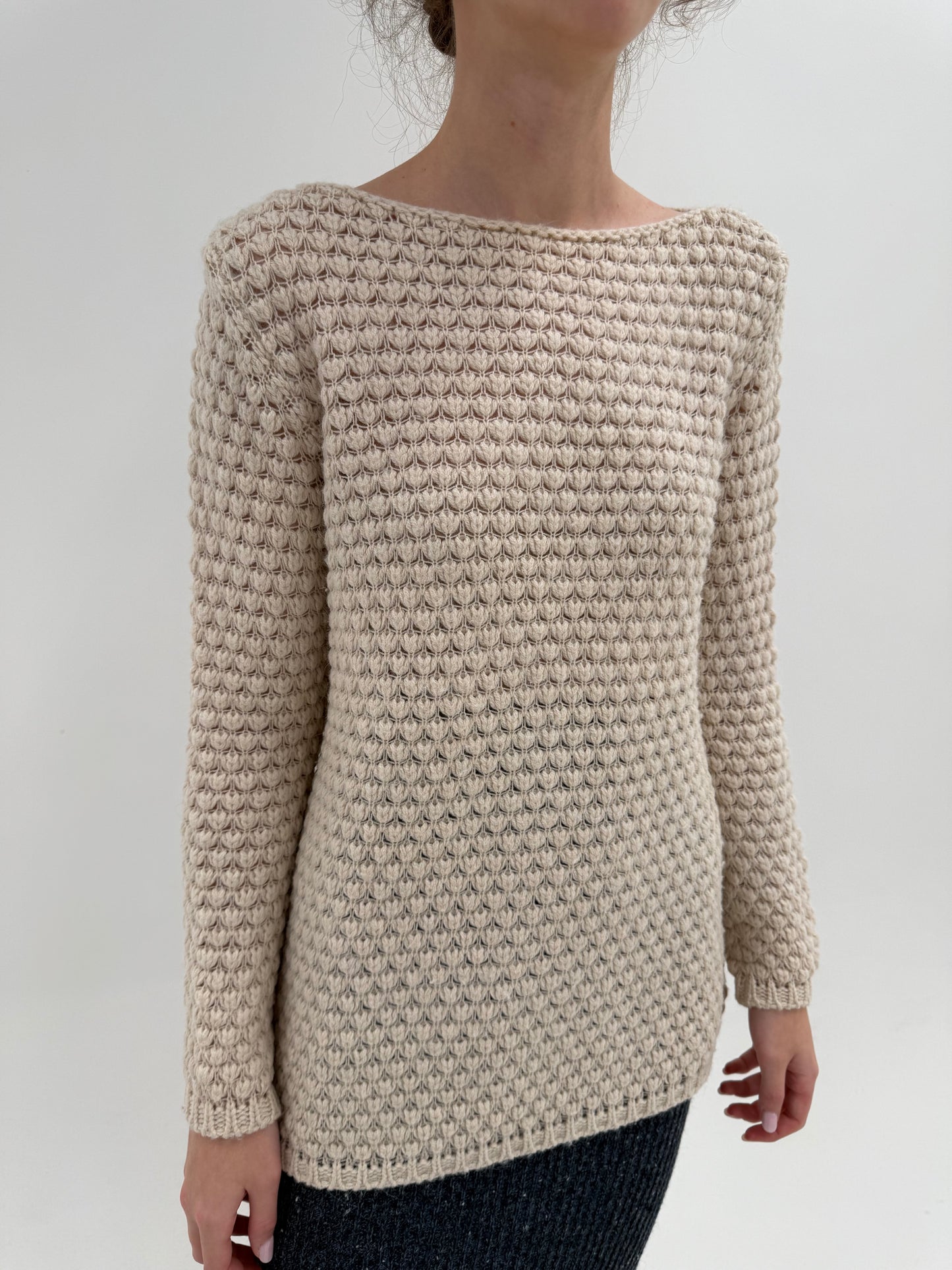 Pulover light nude texturat din lana extrafina cu decolteu bărcuță