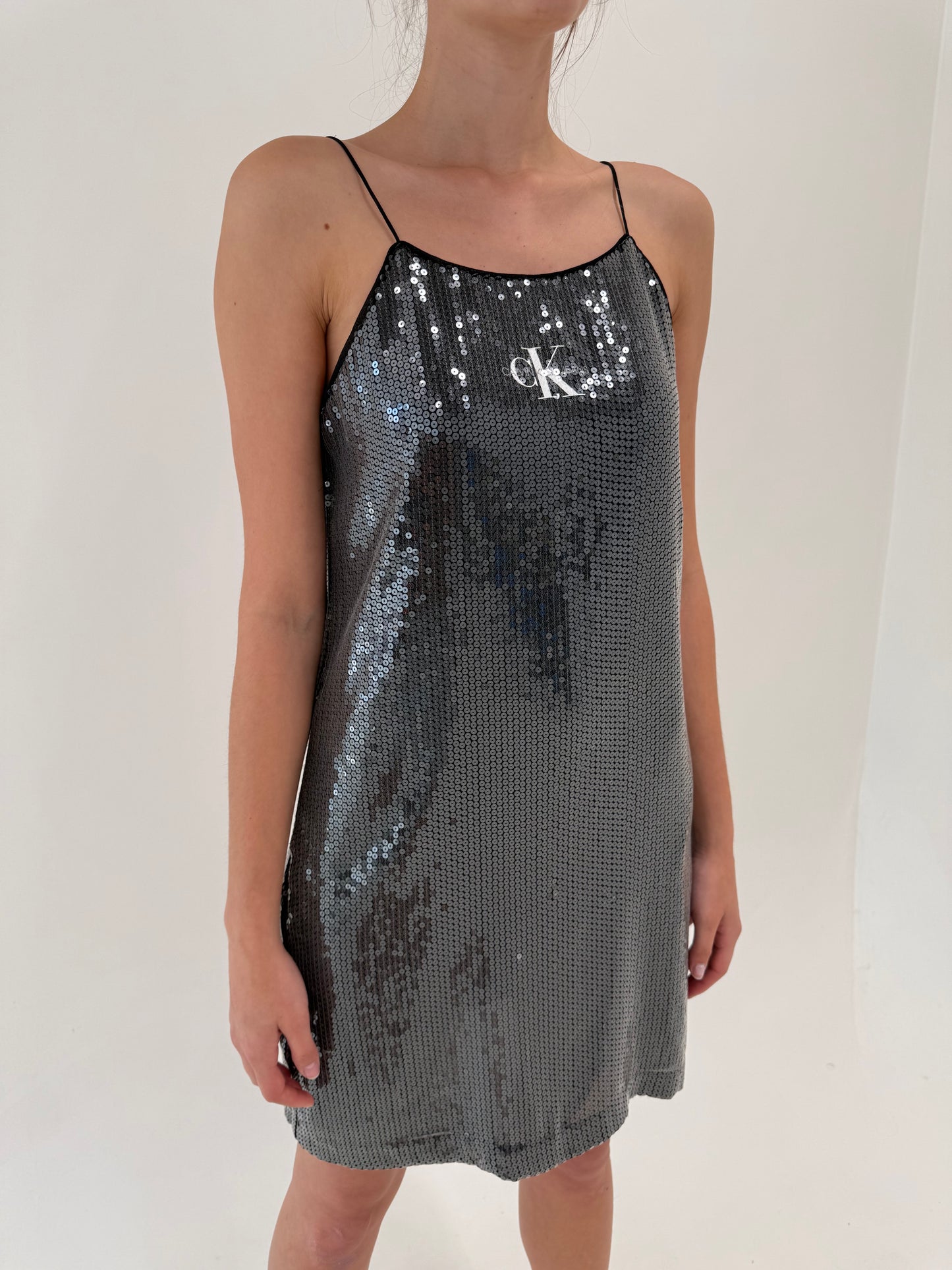 Slip dress Calvin Klein integral paietată super revenita in trend in croi minimalist