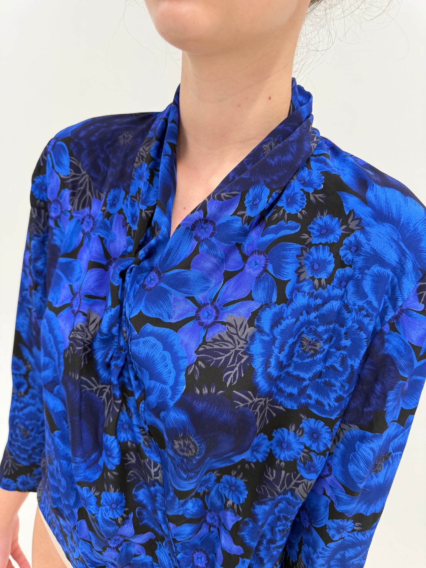 Cămașa petrecută din mătase naturală în croi chic cu print albastru regal