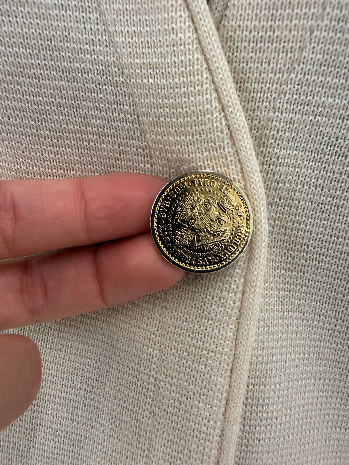 Jacheta din lana extrafina butter white cu nasturi metalici brass și buzunare aplicate